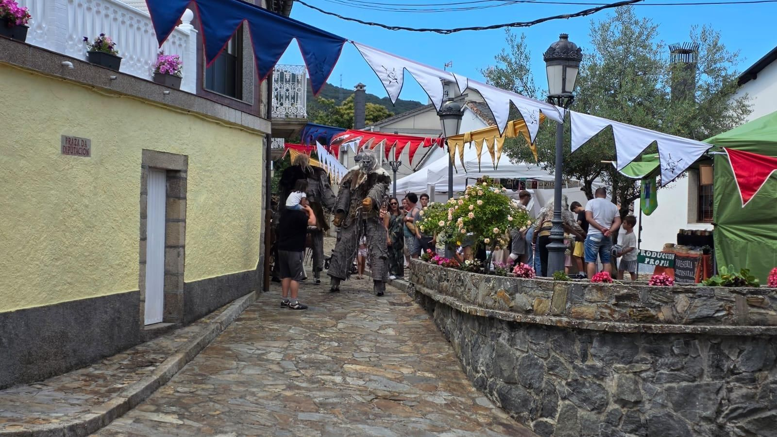 Galería | Manzaneda viaja al pasado con el éxito de su primera feria medieval