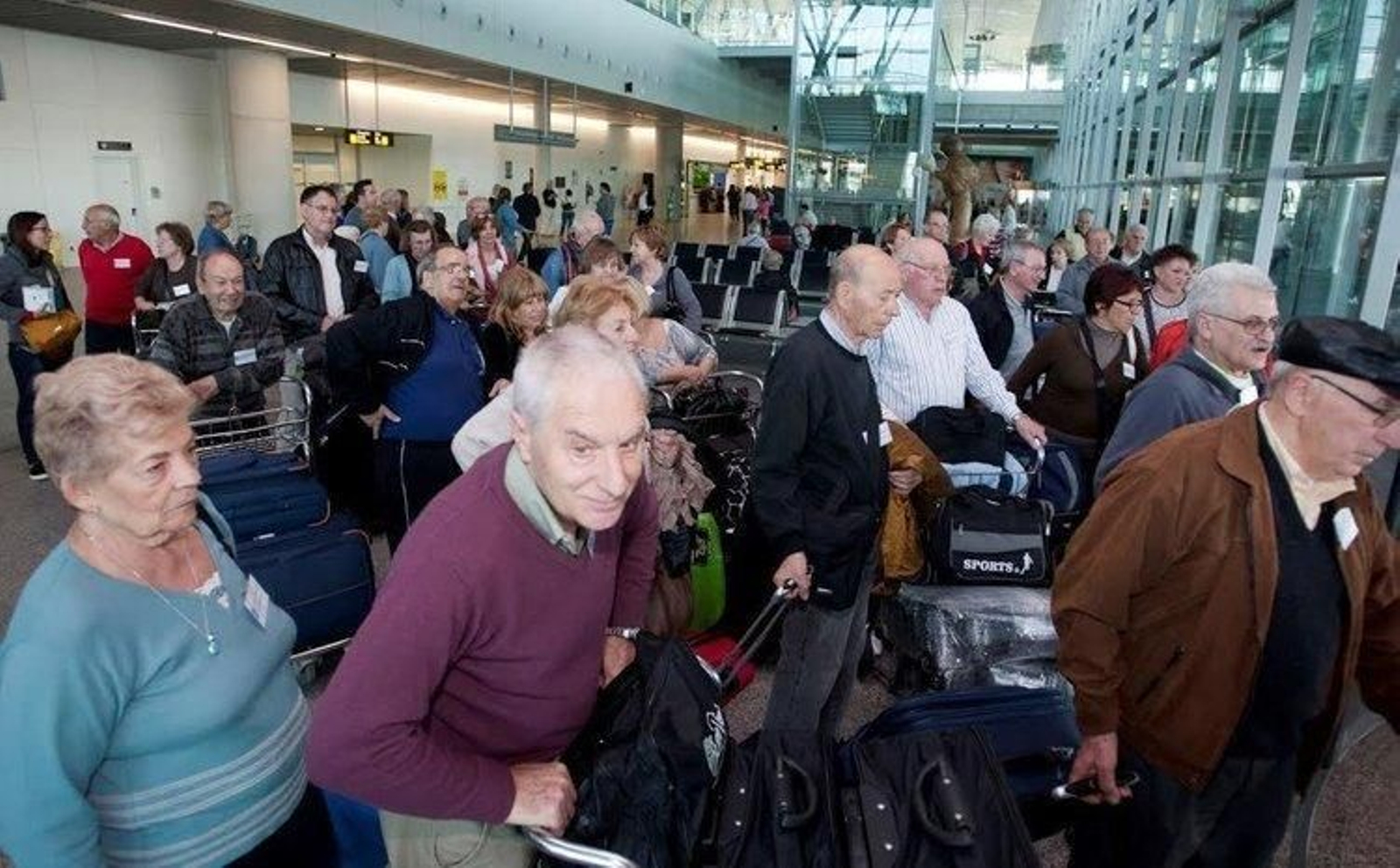 Los emigrantes, en el aeropuerto, recién llegados a Galicia
