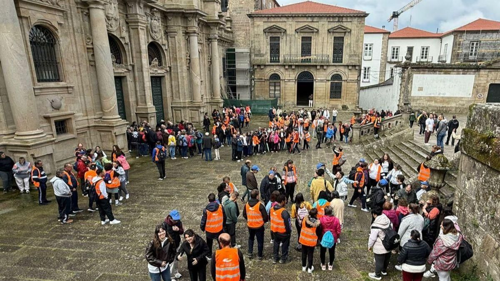 Llegada de los participantes antes de acceder a la catedral.