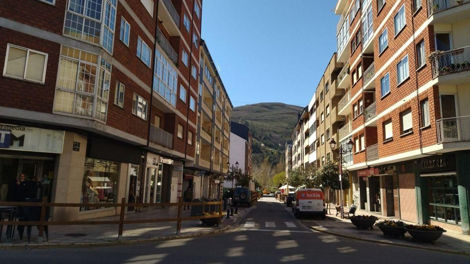 La calle de Abdón Blanco concentra buena parte de la hostelería barquense.