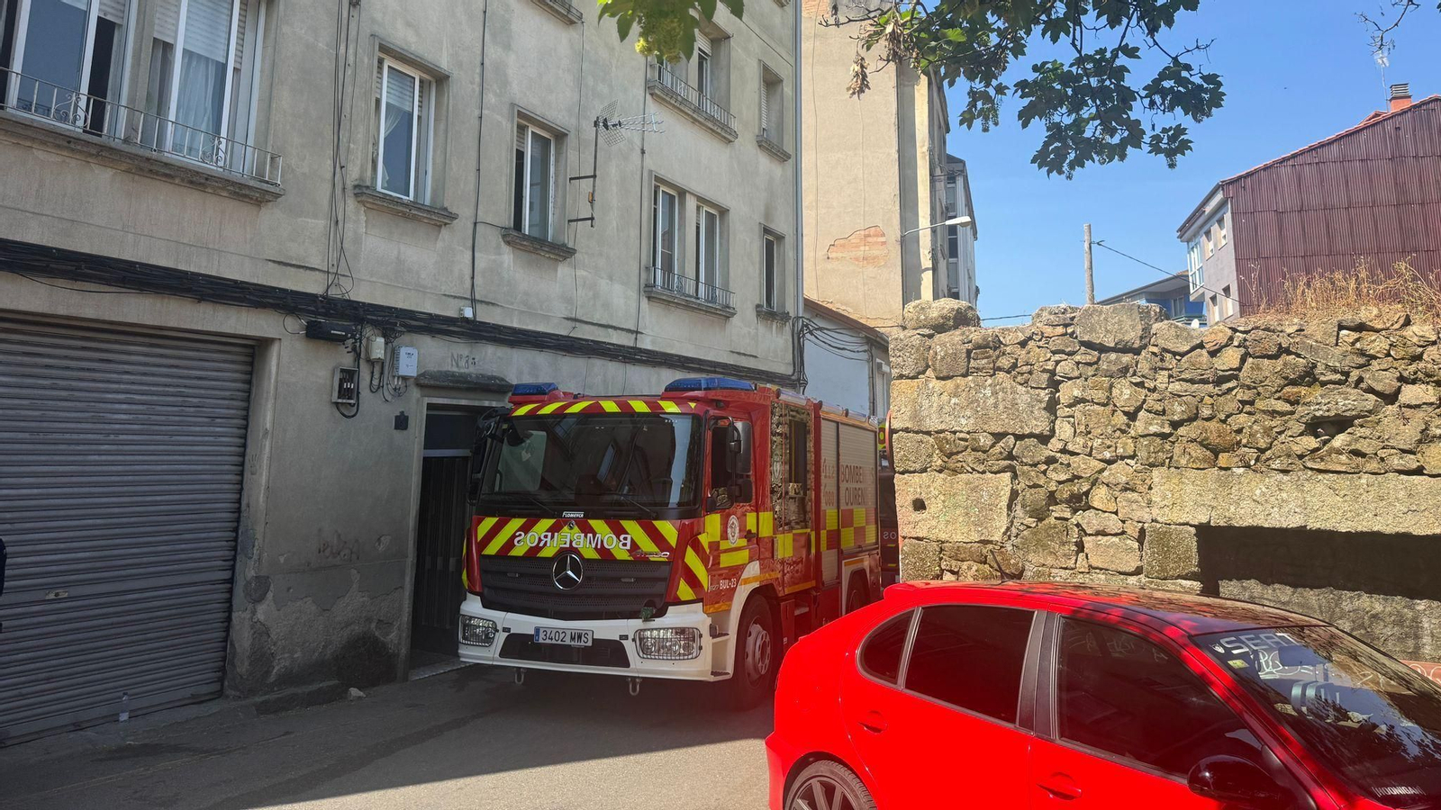 Los servicios de emergencia en el lugar del incendio en la calle García Ferreiro, en Ourense.