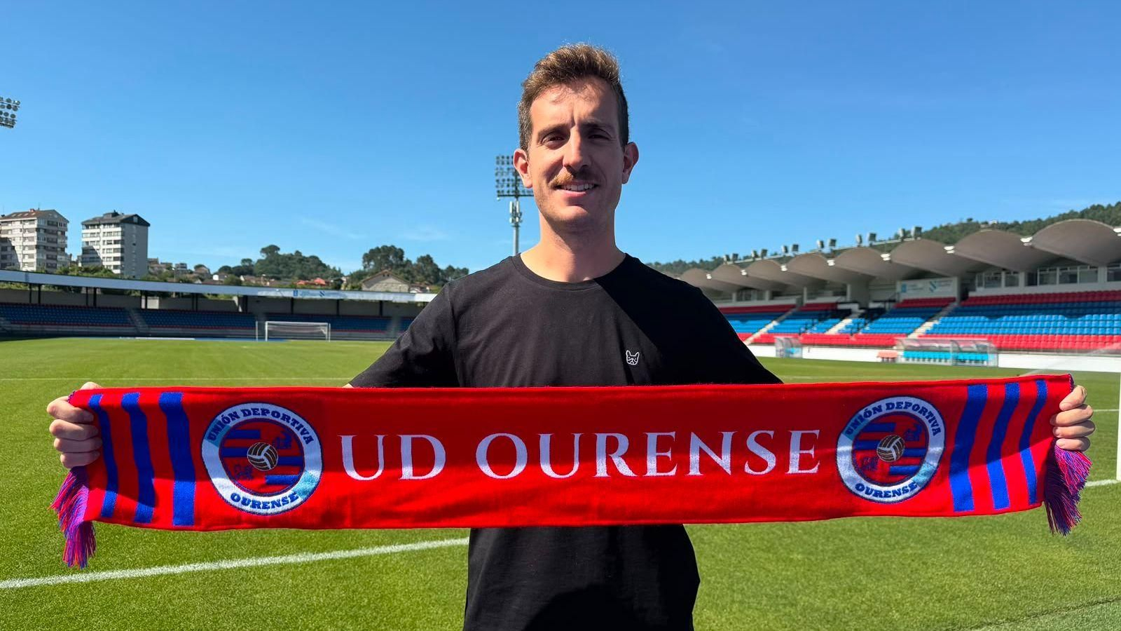 Juan Carballo posa como nuevo entrenador de la UD Ourense