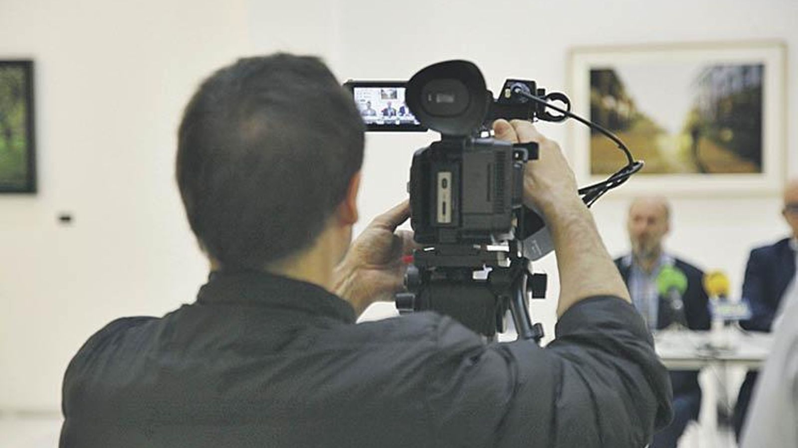 El asesor al servicio de Auria TV, esta misma semana grabando una rueda de prensa de Jácome.