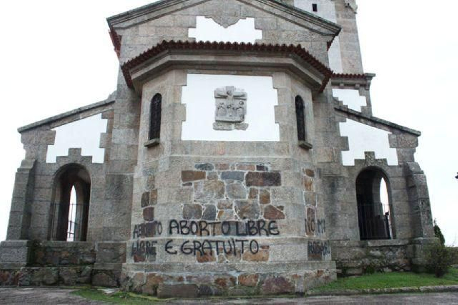 Pintadas reivindicativas en la ermita de Nuestra Señora de  La Guía.