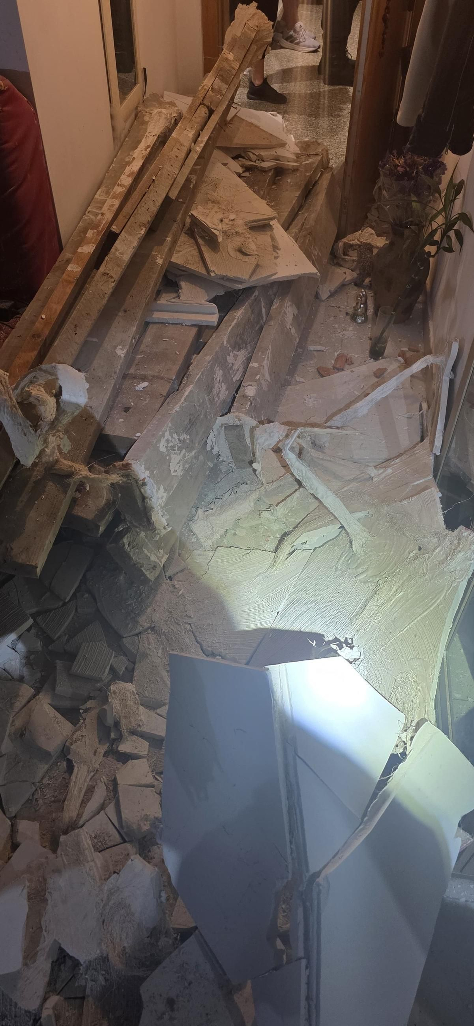 Galería | Así quedó el piso de la señora de A Valenzá que se salvó por segundos del derrumbe