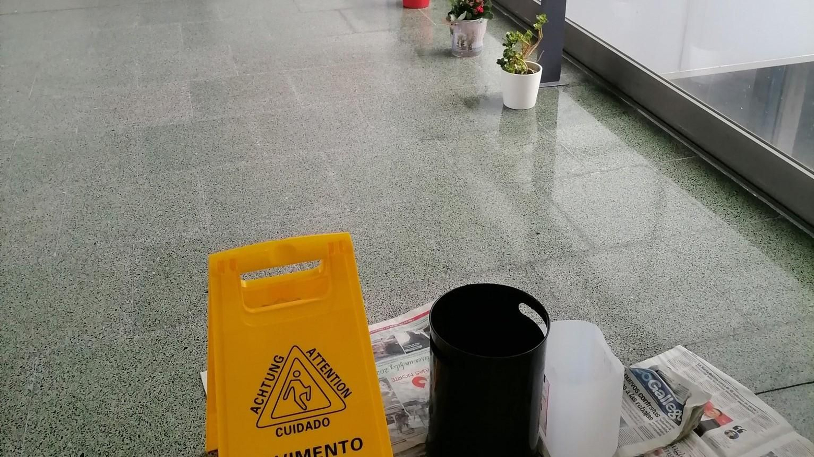 Goteras en la Facultad de Filología de la USC. // Twitter (@patrisanroman)