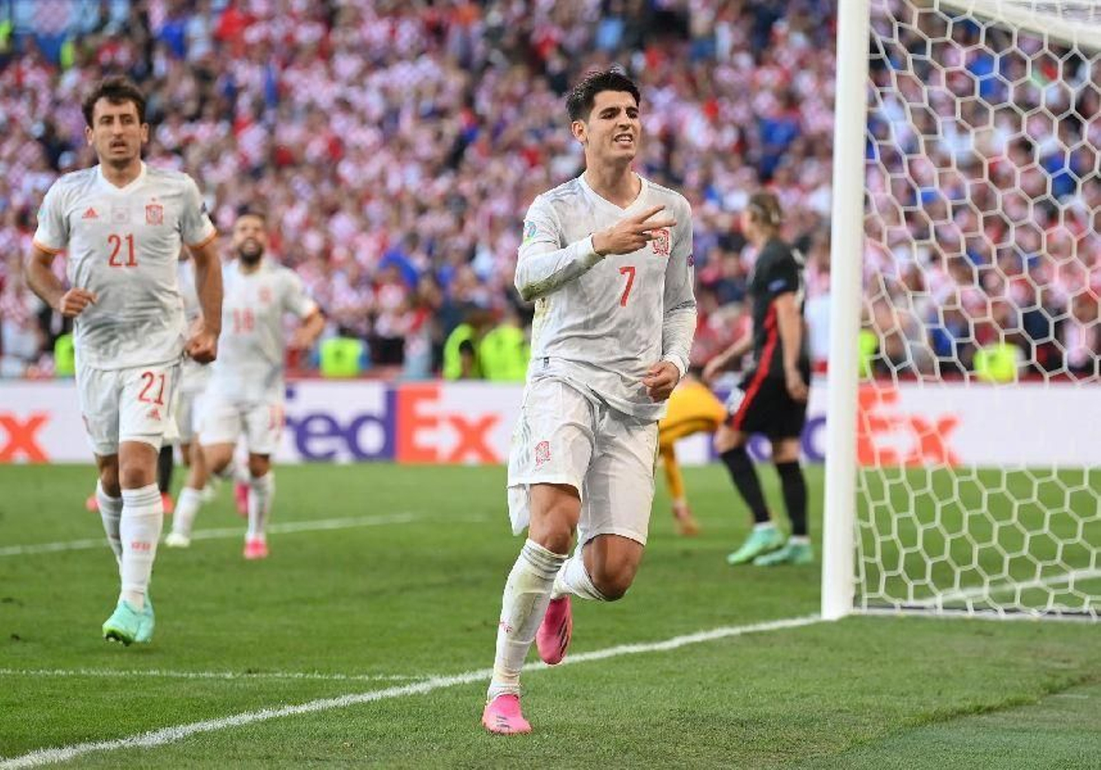 España sufre en su pase a cuartos 19