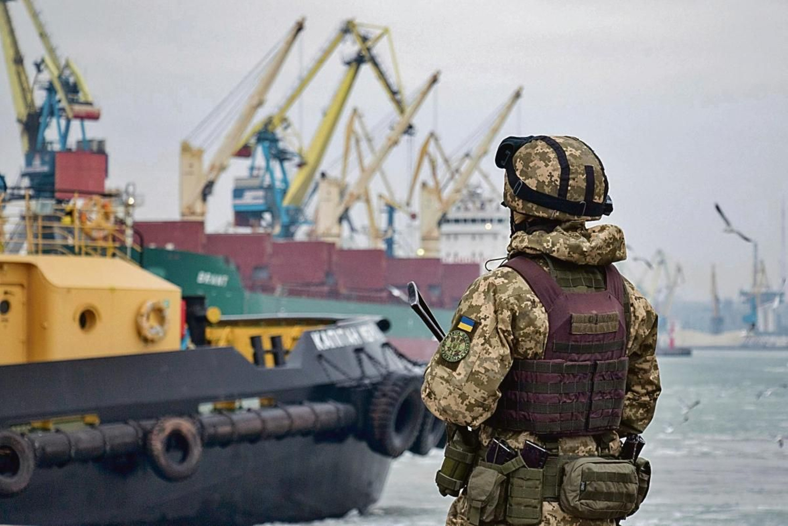 Un soldado ucraniano el puerto de Azov, en la ciudad ucraniana de Mariúpol.