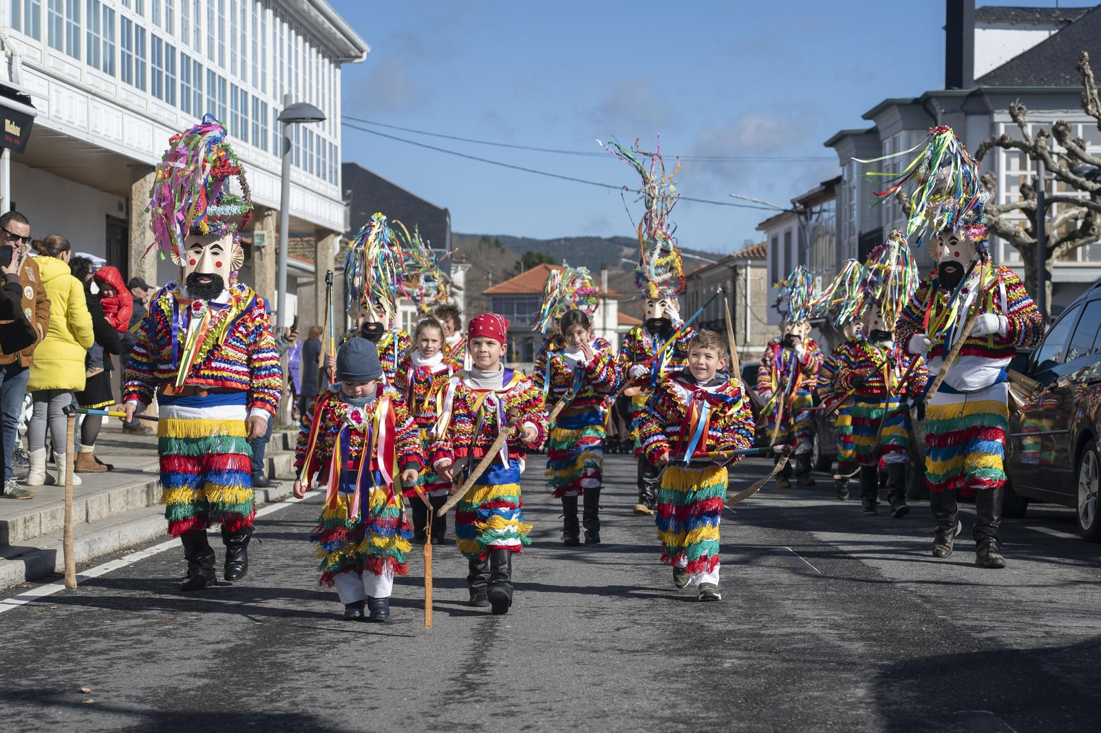Galería | La música y el color de los Vellarróns en el Entroido de Riós
