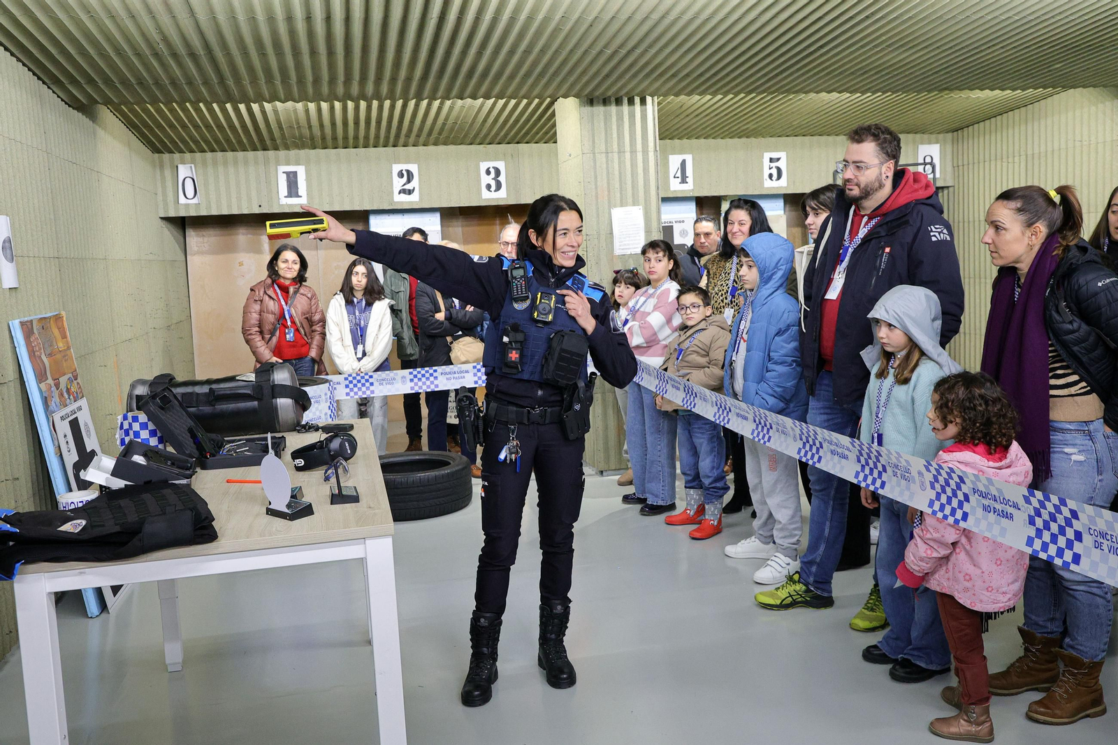 Galería | Niños y mayores descubren el trabajo de la Policía Local de Vigo