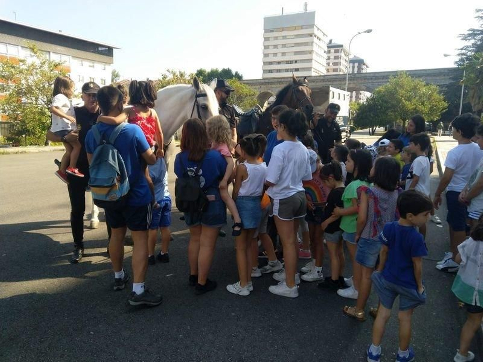 Participantes de un campamento, en la Comisaría.