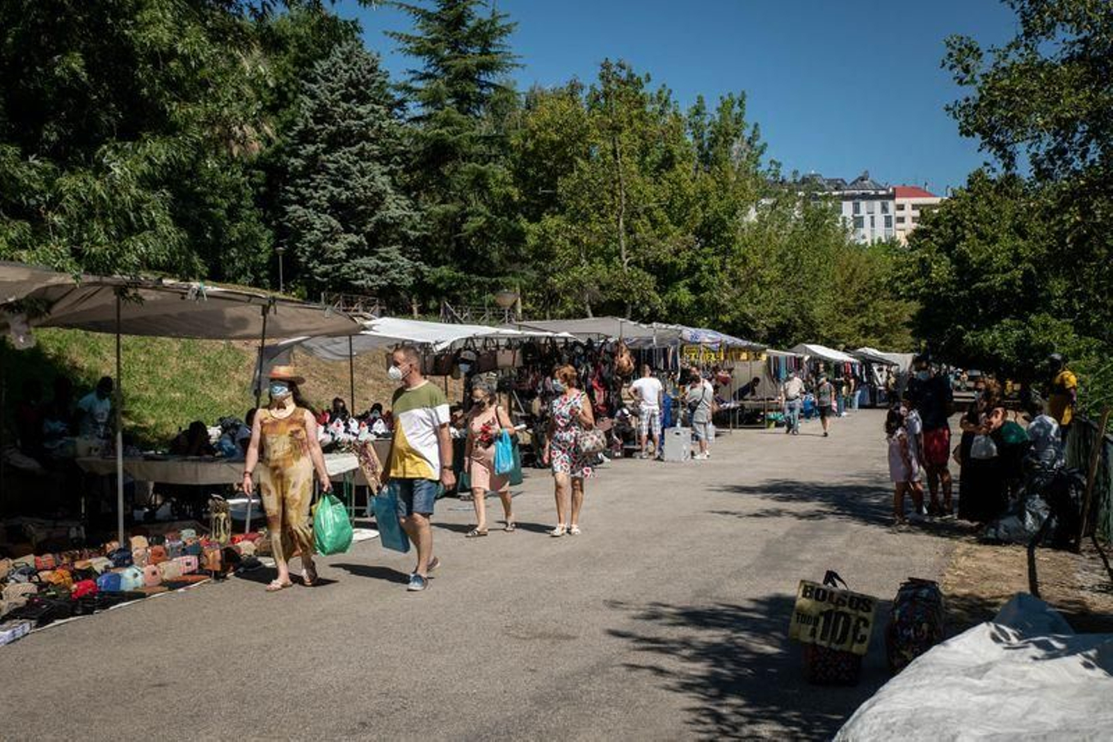 La feria de Ourense, con medidas de prevención del coronavirus (ÓSCAR PINAL).