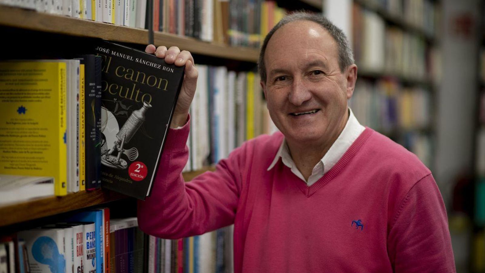 Moncho, sempre disposto a aconsellar sobre unha lectura.