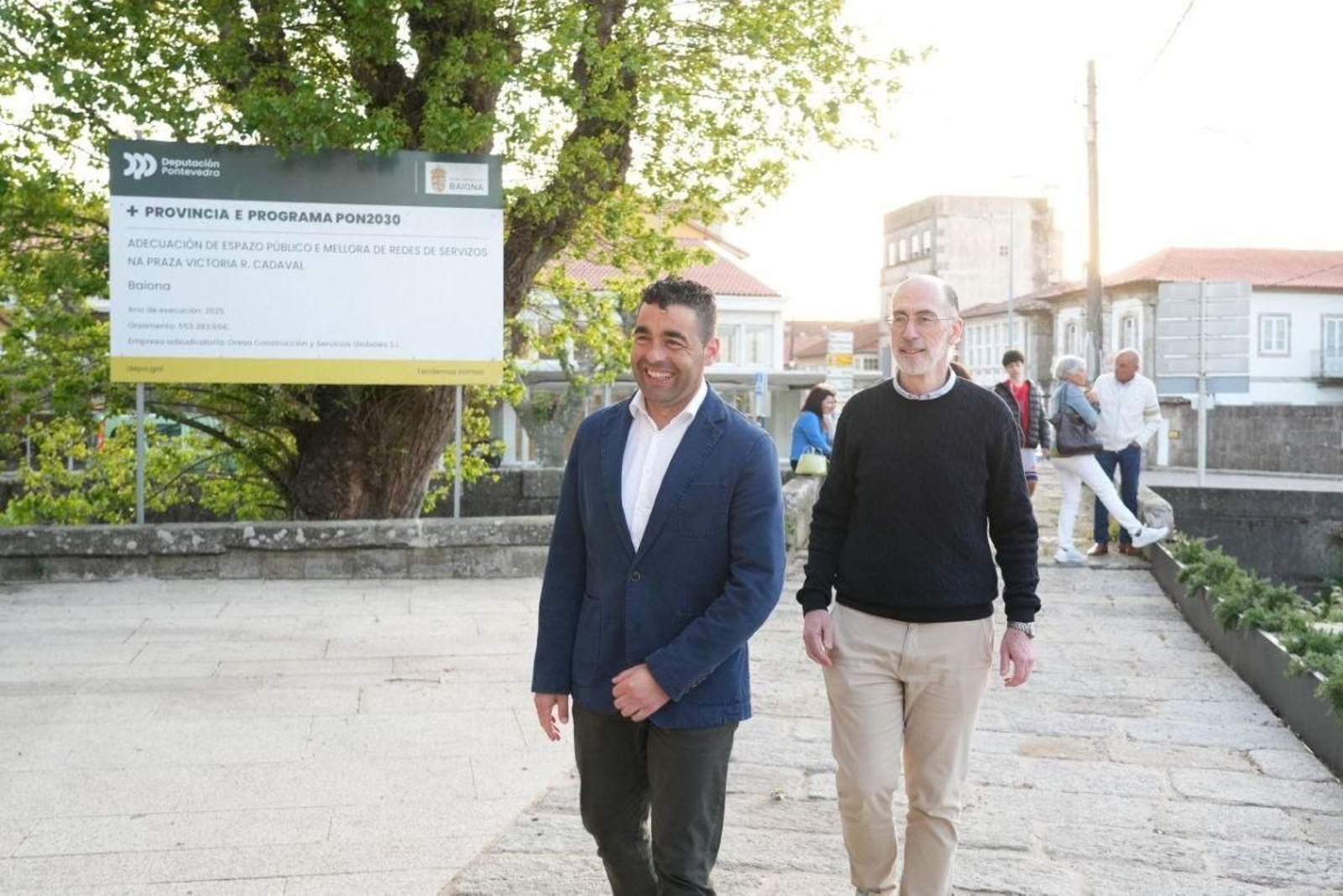 El presidente de la Diputación y el alcalde de Baiona durante la inauguración de la plaza.