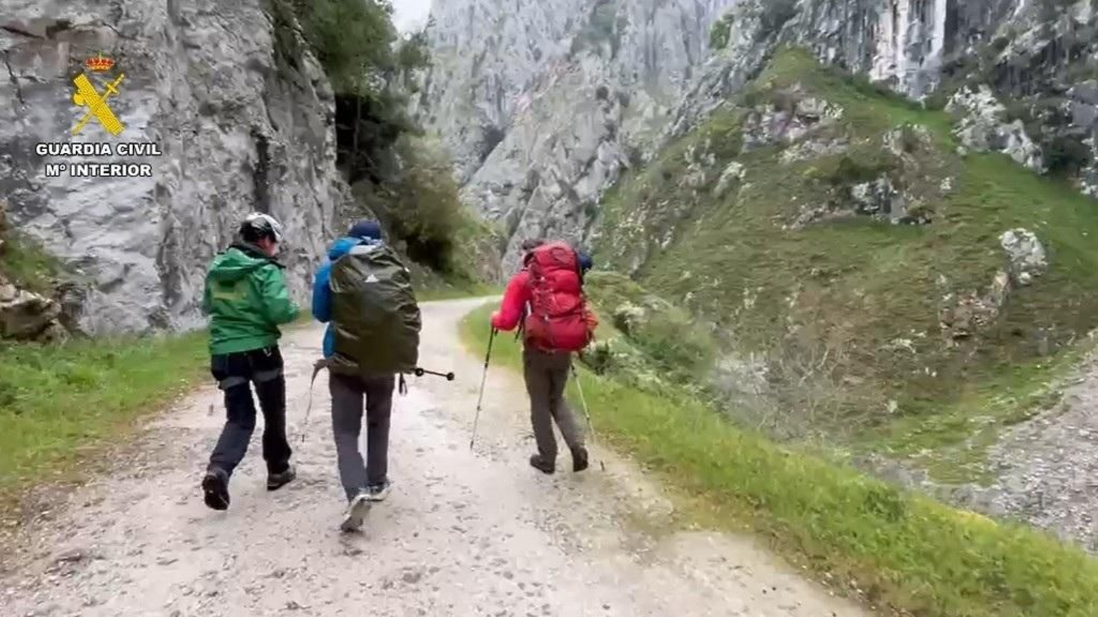 Imagen del rescate de tres montañeros de 21 años, dos estadounidenses y un alemán, en Picos de Europa.