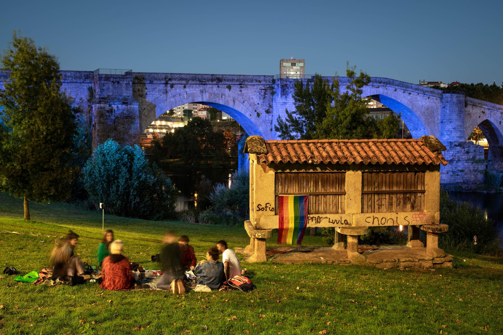 El Puente Romano se ilumina con los colores de la bandera del orgullo LGTBI. FOTO: ÓSCAR PINAL