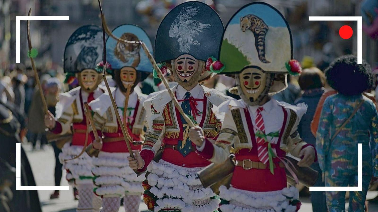 Los cigarrones inundan las calles de Verín en el Domingo Corredoiro