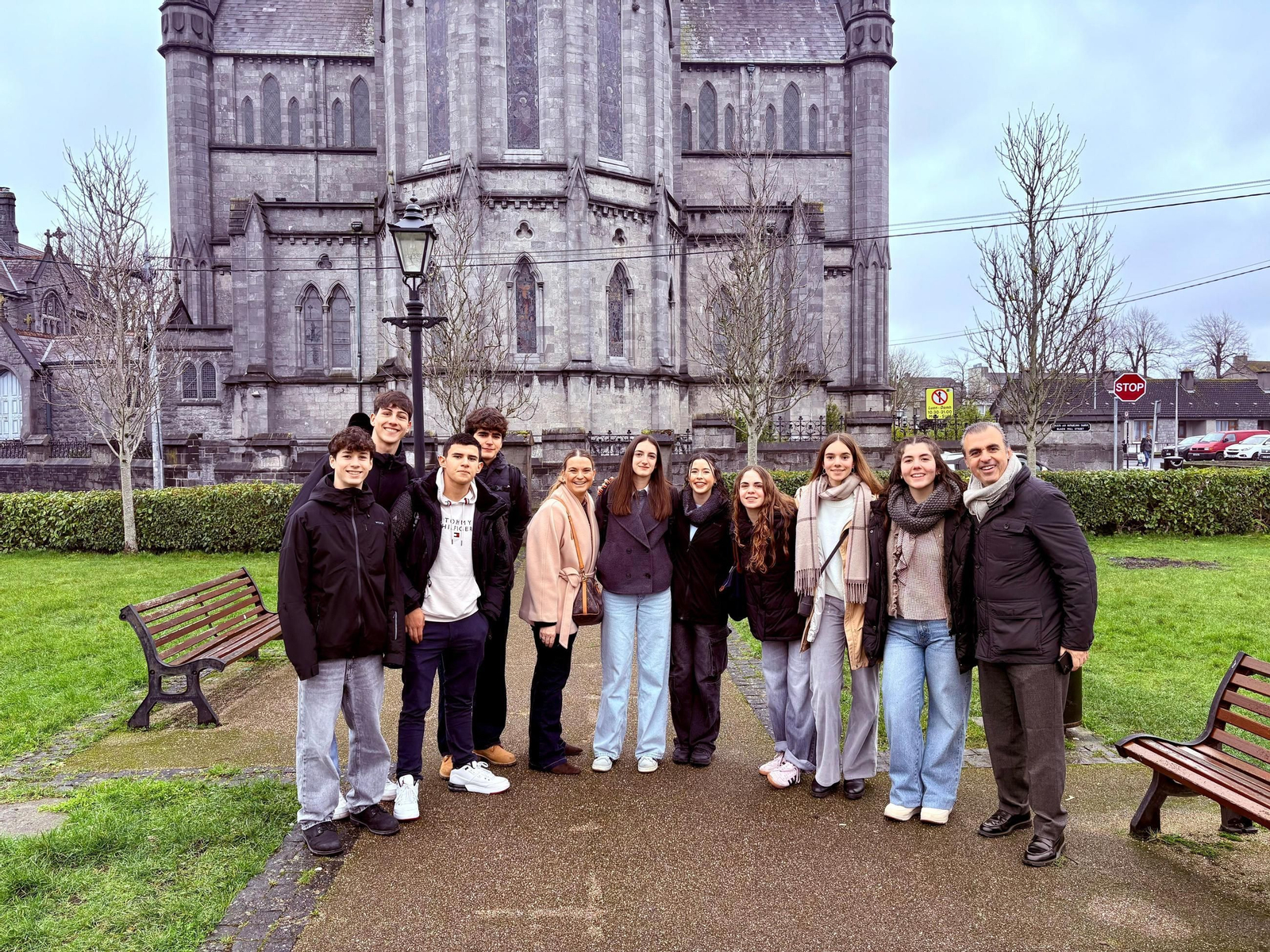 Los jóvenes juntos a la presidenta de Baleares