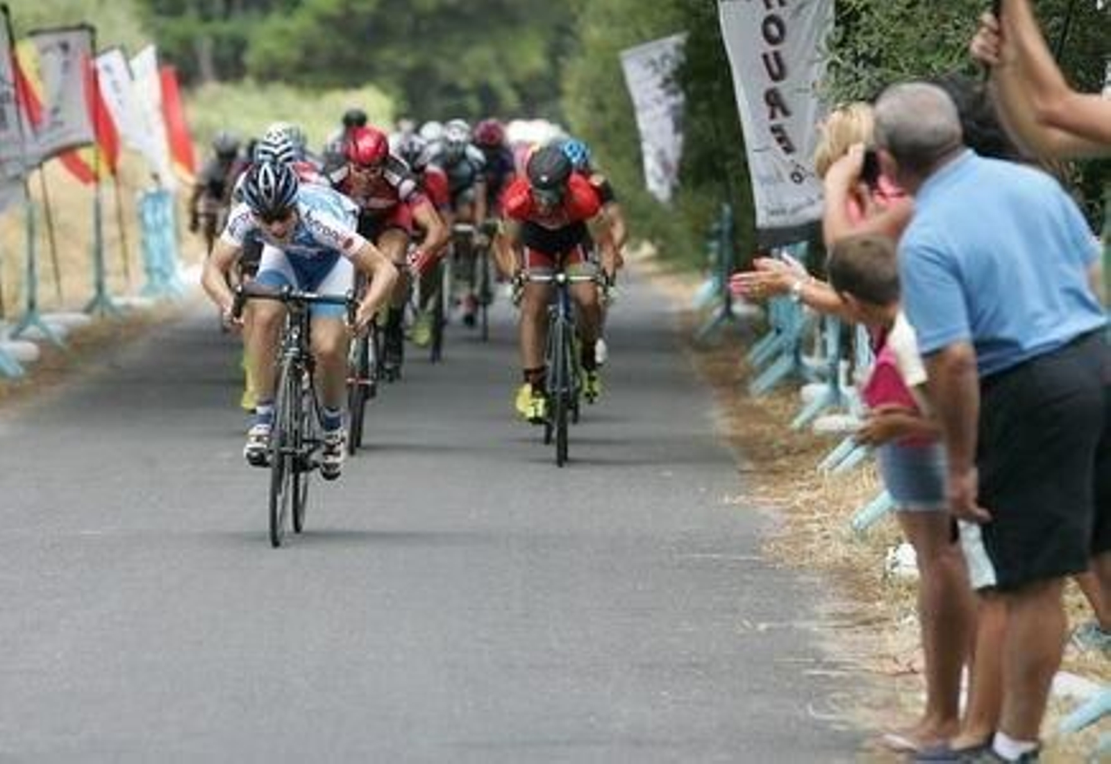 Lois Rodríguez encabeza la carrera ya en el sprint final hacia la meta.