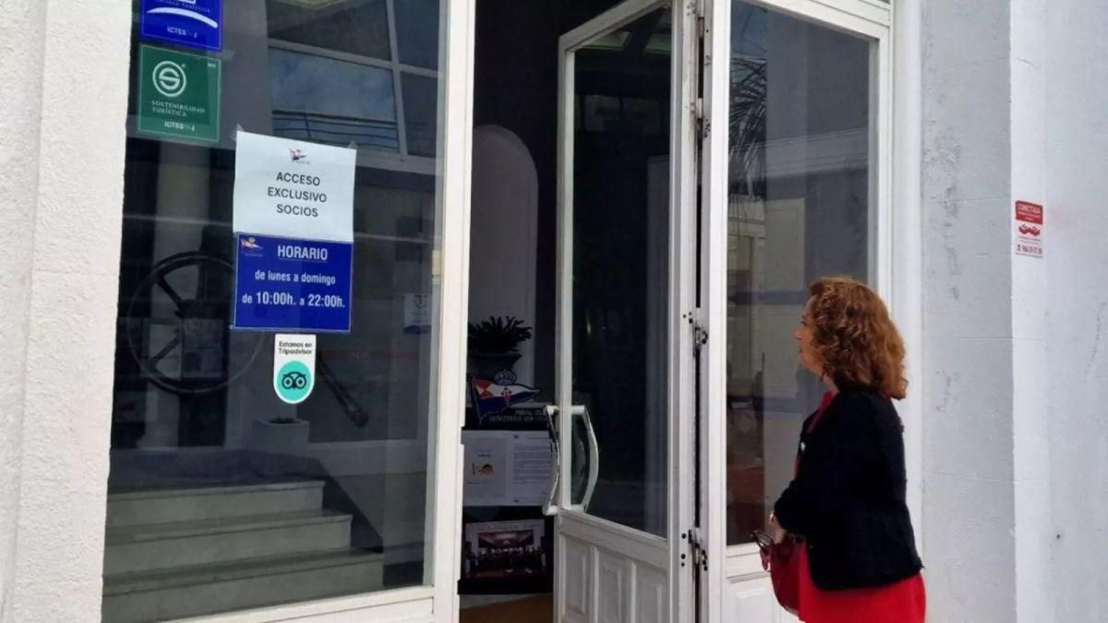 El edificio social del Real Club Náutico tuvo que cerrar la hostelería y restringir el acceso.