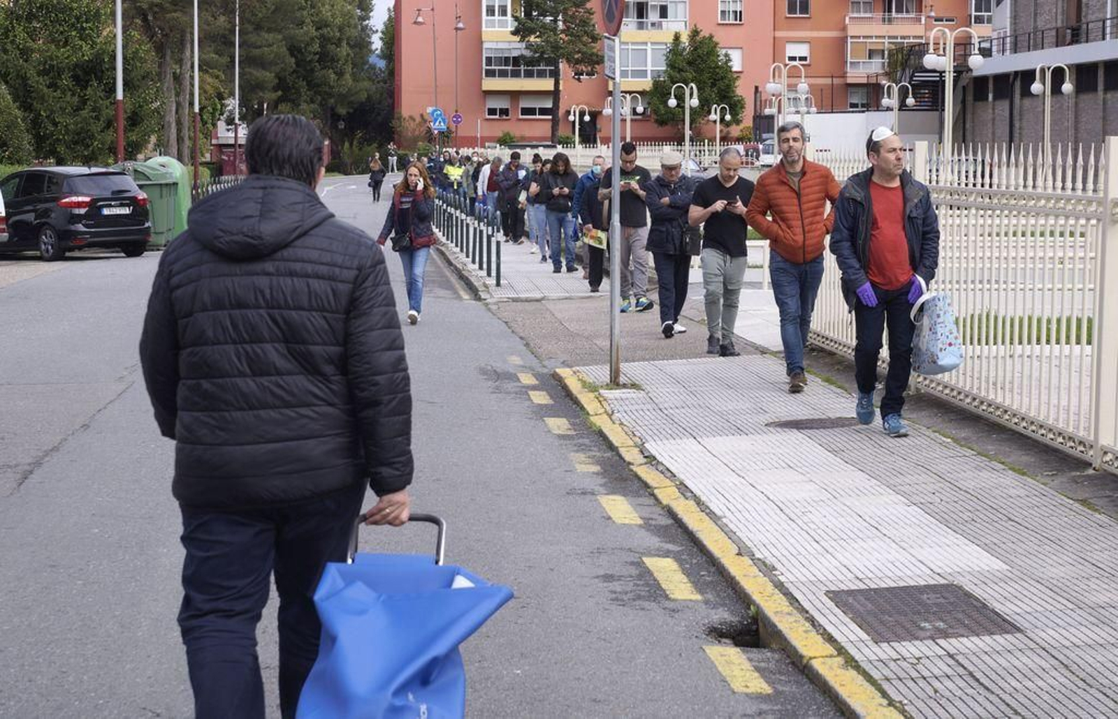 Gente haciendo cola ayer por la mañana para entrar en un hipermercado en la avenida de Castelao.