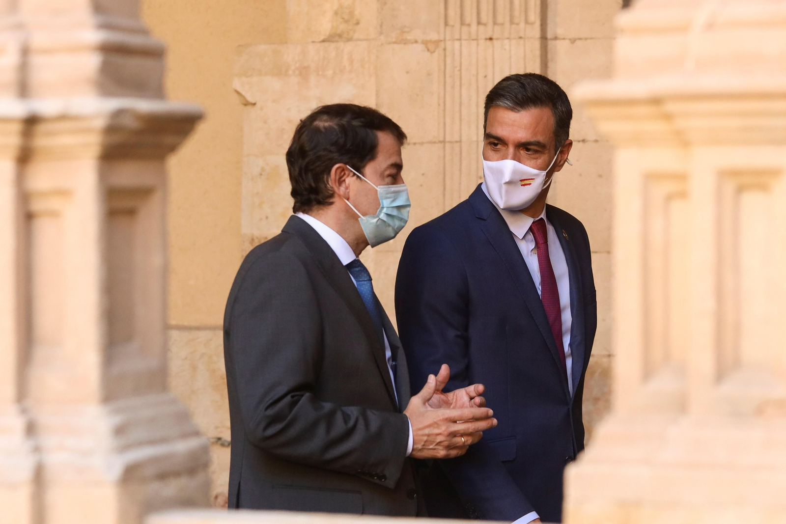 El presidente del Gobierno, Pedro Sánchez (d) junto al presidente de la Junta de Castilla y León, Alfonso Fernández Mañueco, tras su intervención previa a la XXIV Conferencia de Presidentes. EFE