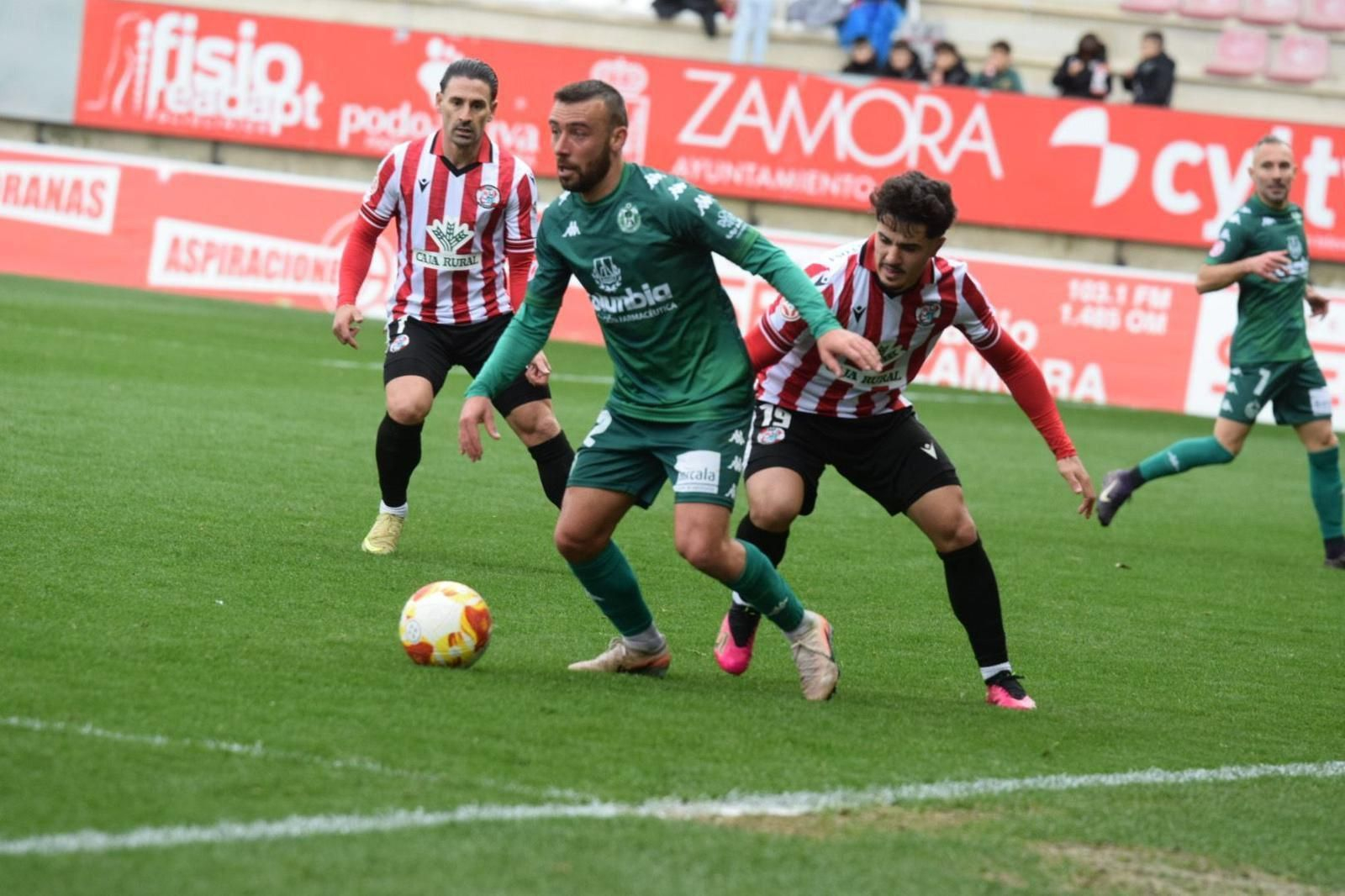 Jordan Sánchez protege el balón ante la presión rival.