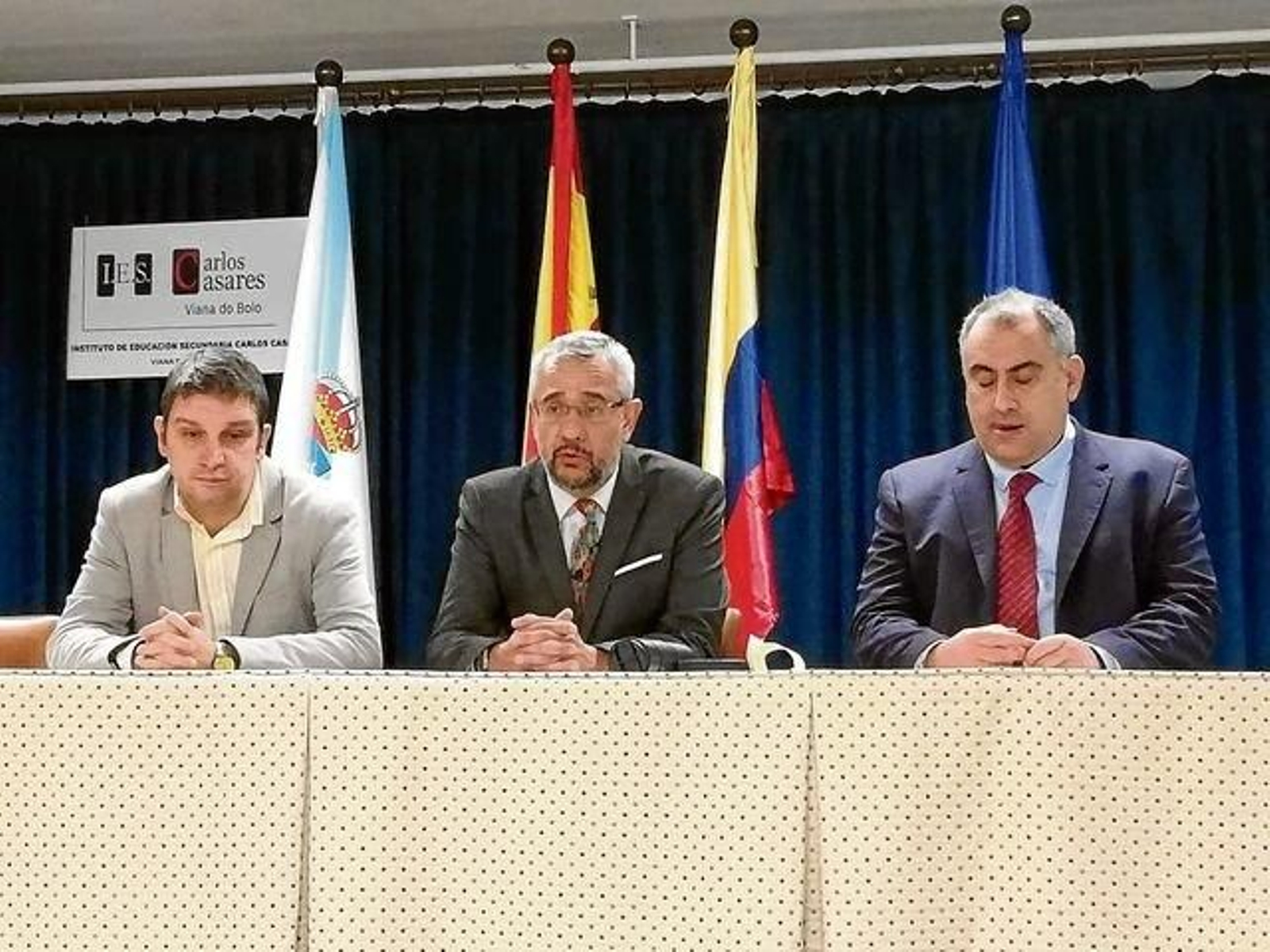 Carlos Ferreiro, Julio Manuel Pérez y Luis Fernández, en el acto del Instituto Carlos Casares.