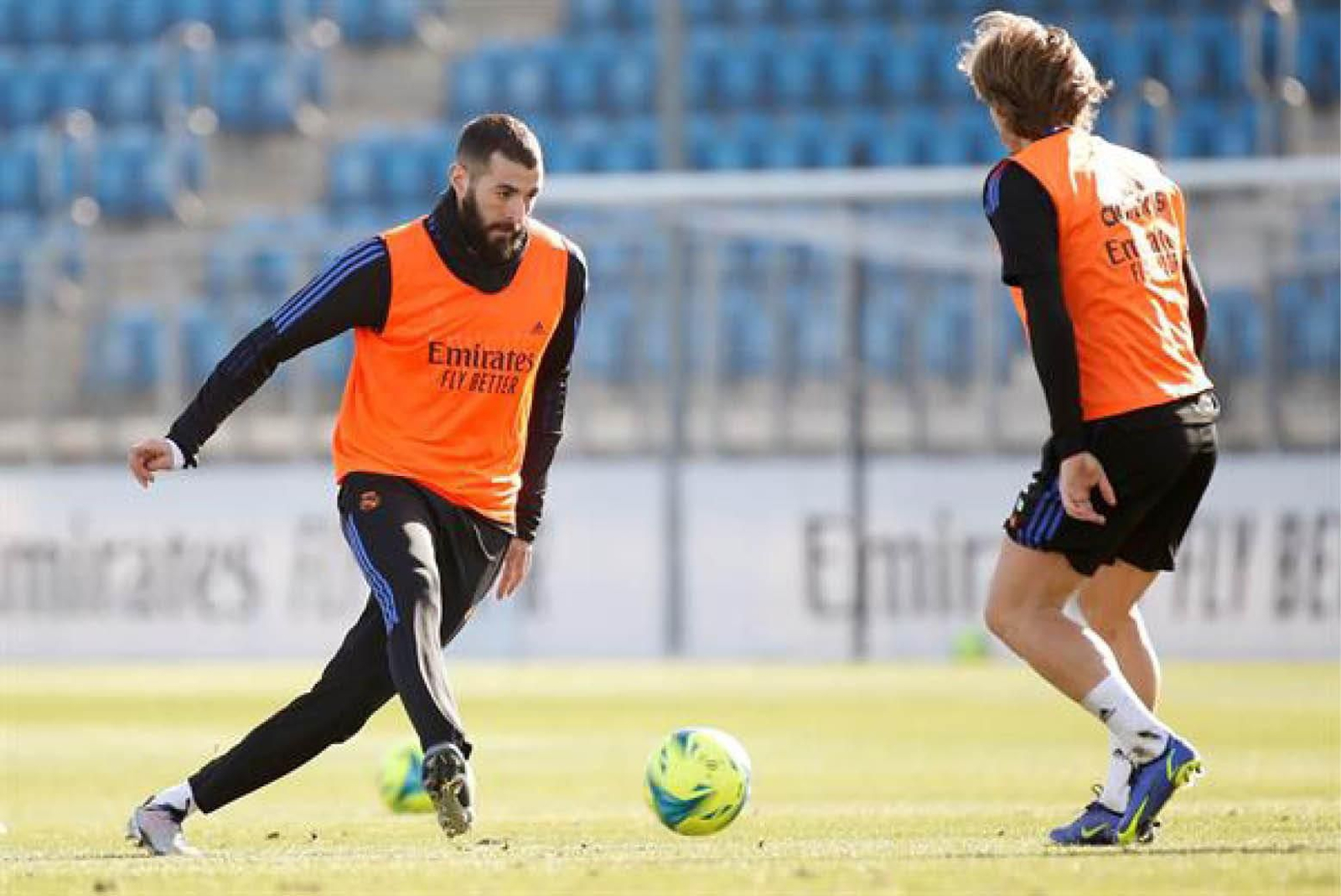 Benzema y Modric, ayer, en el último entrenamiento del Real Madrid para preparar el derbi.