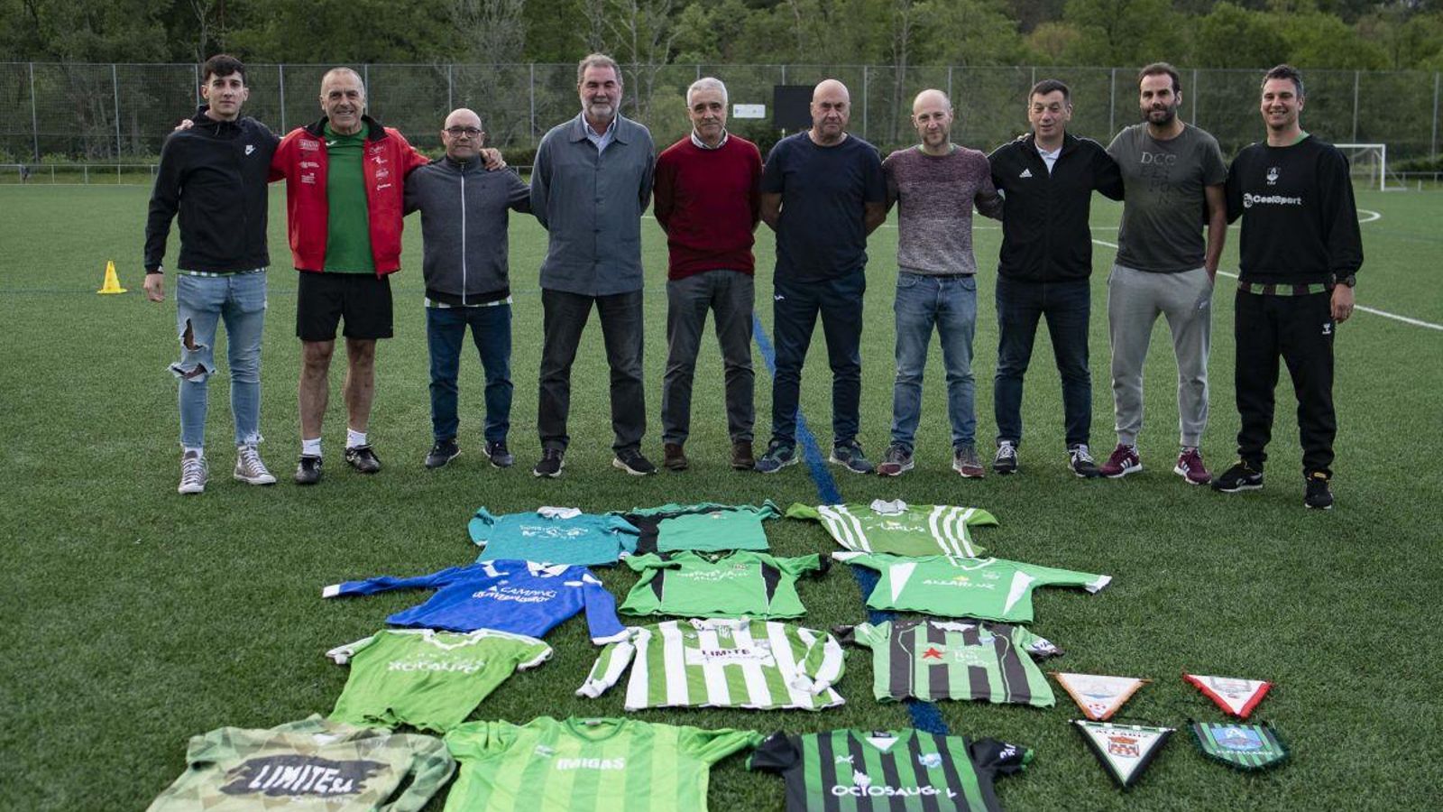 Integrantes de las distintas épocas del Allariz junto a las camisetas en el Cid Carriega.