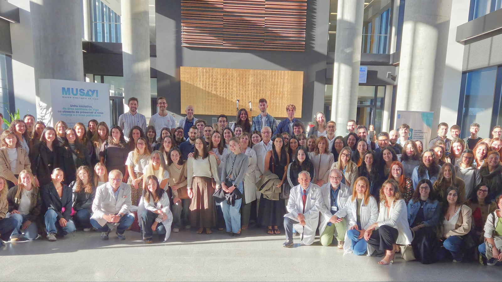 Los residentes se hicieron una foto de familia en el vestíbulo del Cunqueiro.