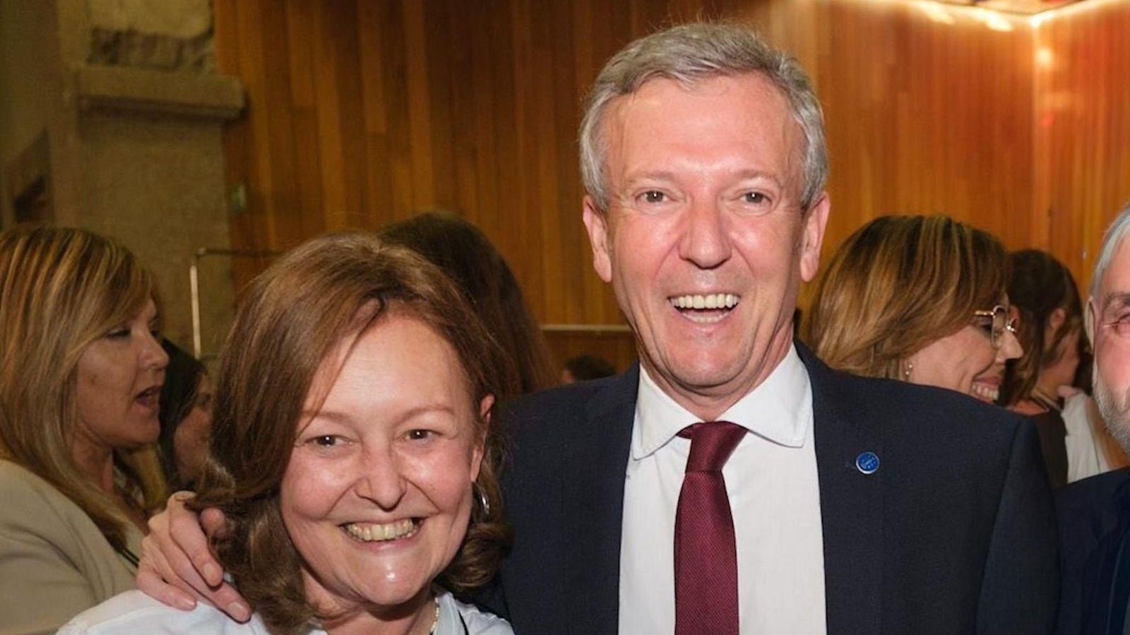 Rosina Abellás, con Alfonso Rueda tras su investidura como presidente en el año 2024.