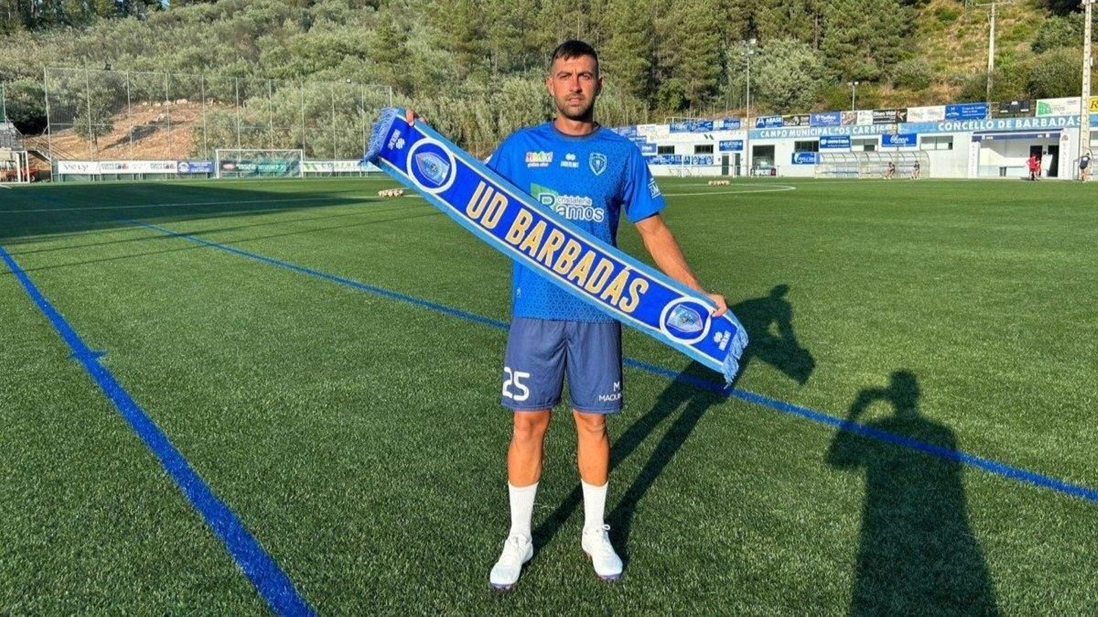 El nuevo jugador del Barbadás, Pablo Corzo, este miércoles en el campo de Os Carrís antes  de entrenar.