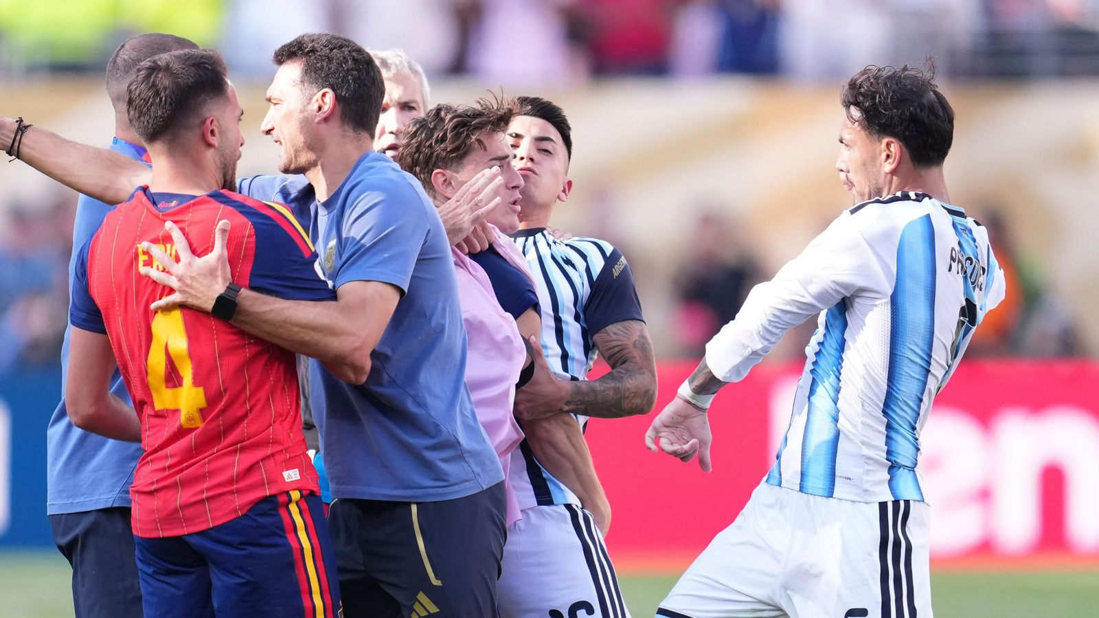 Trifulca tras el pitido final del España-Argentina