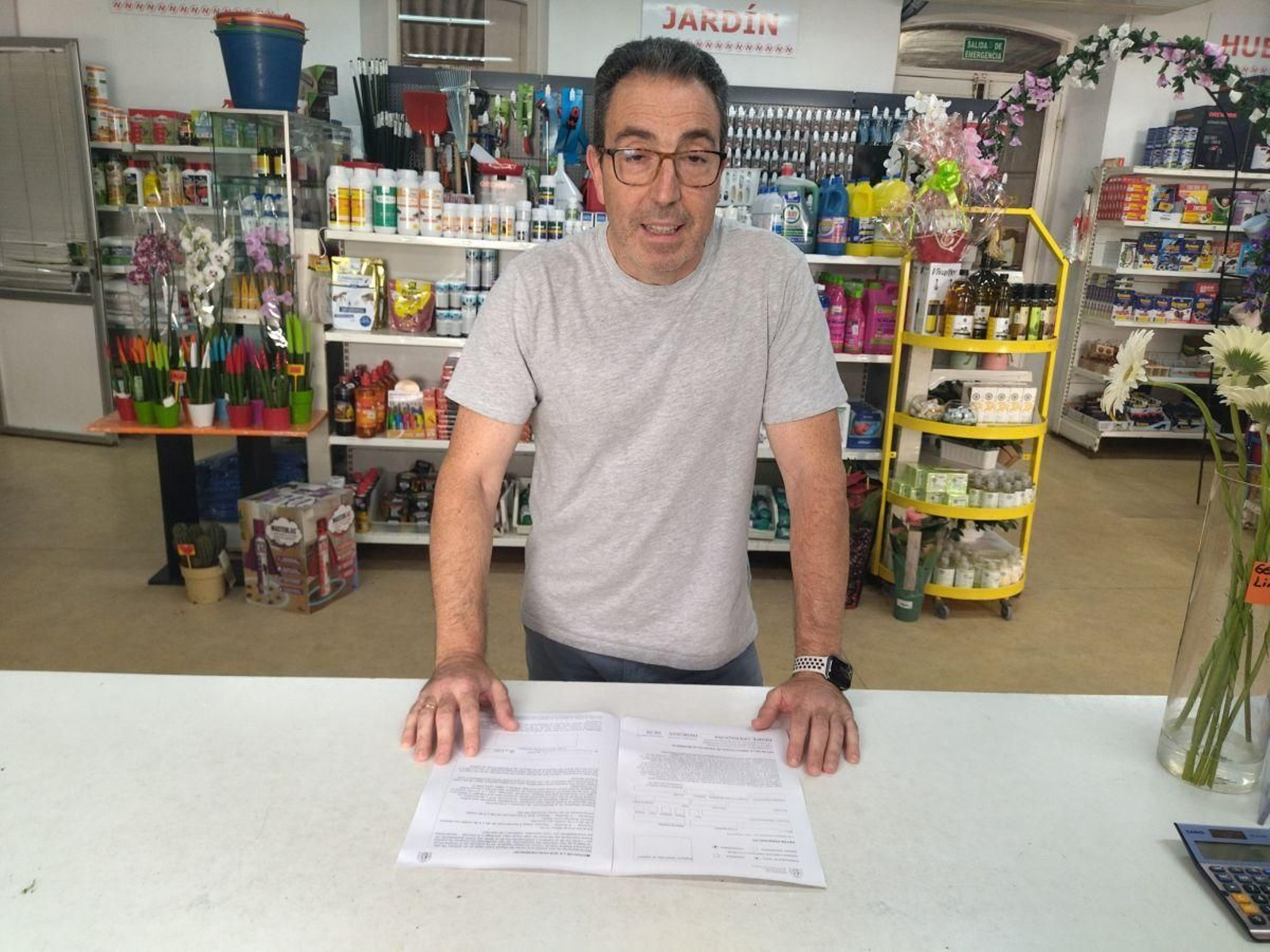 El presidente de Aeva, Carlos Terán, muestra los escritos que firman los clientes