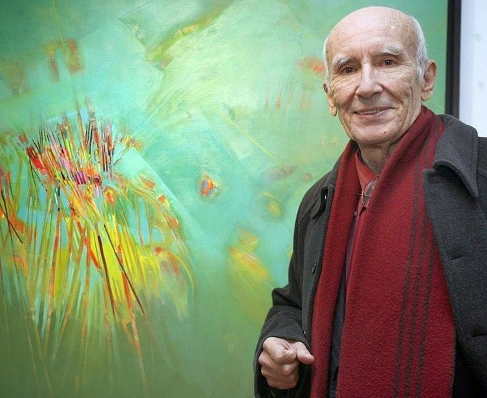 El pintor Antonio Quesada frente a uno de sus trabajos artísticos