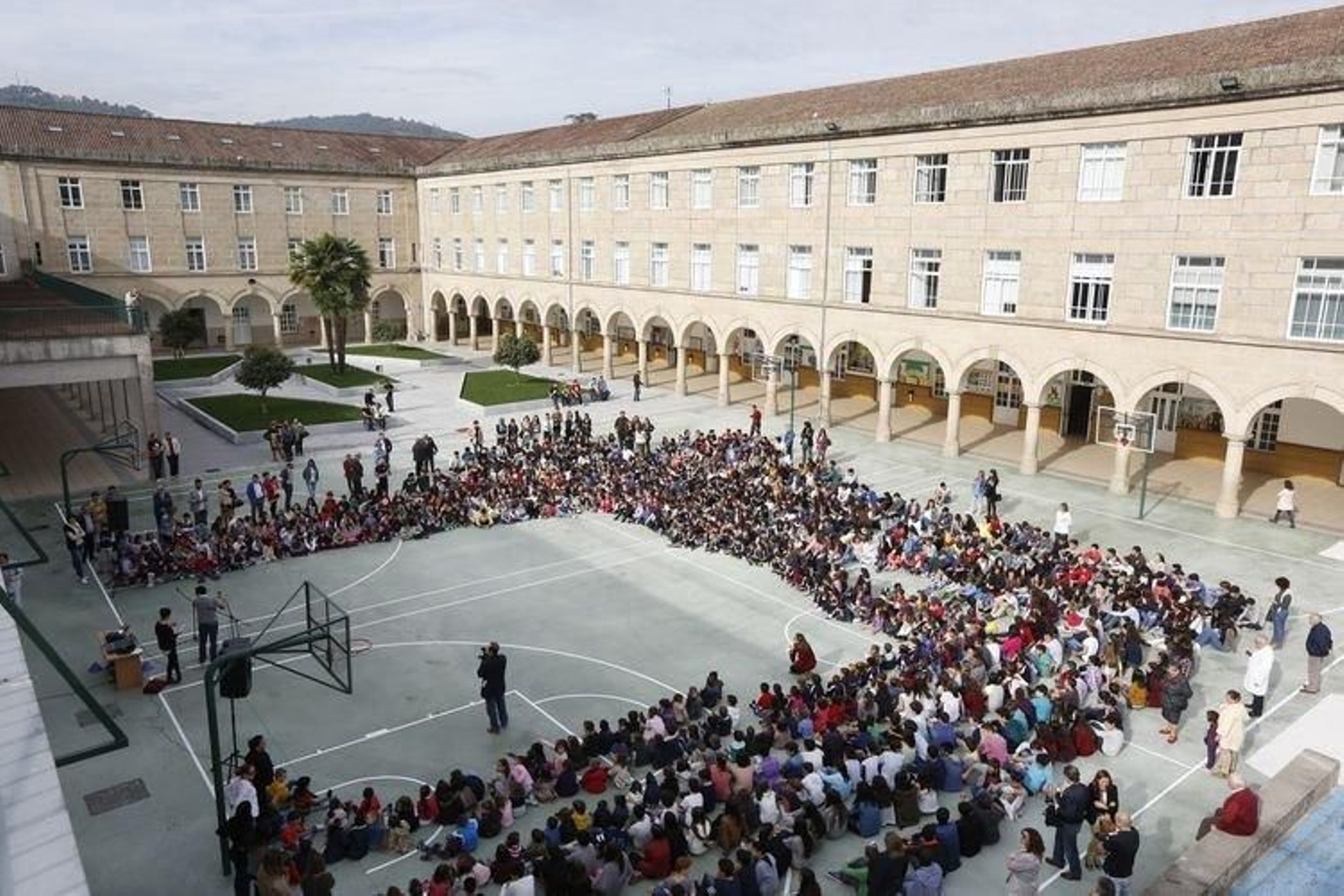 Imagen del acto de inauguración del patio. (XESÚS FARIÑAS)