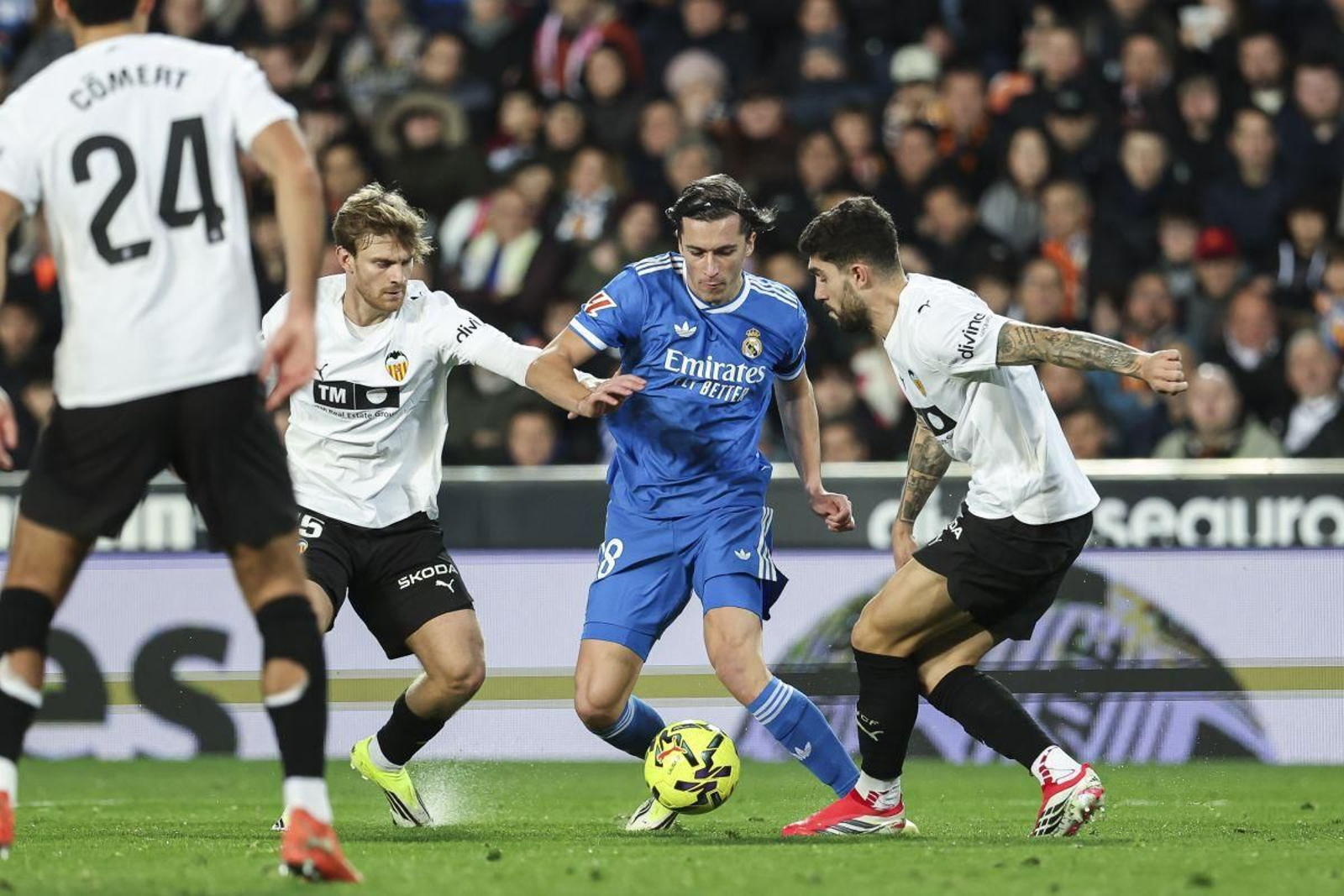 Unai Núñez, uno de los cedidos del Celta, trata de frenar al ferrolano madridista Carreras en su debut del pasado fin de semana con el Valencia.