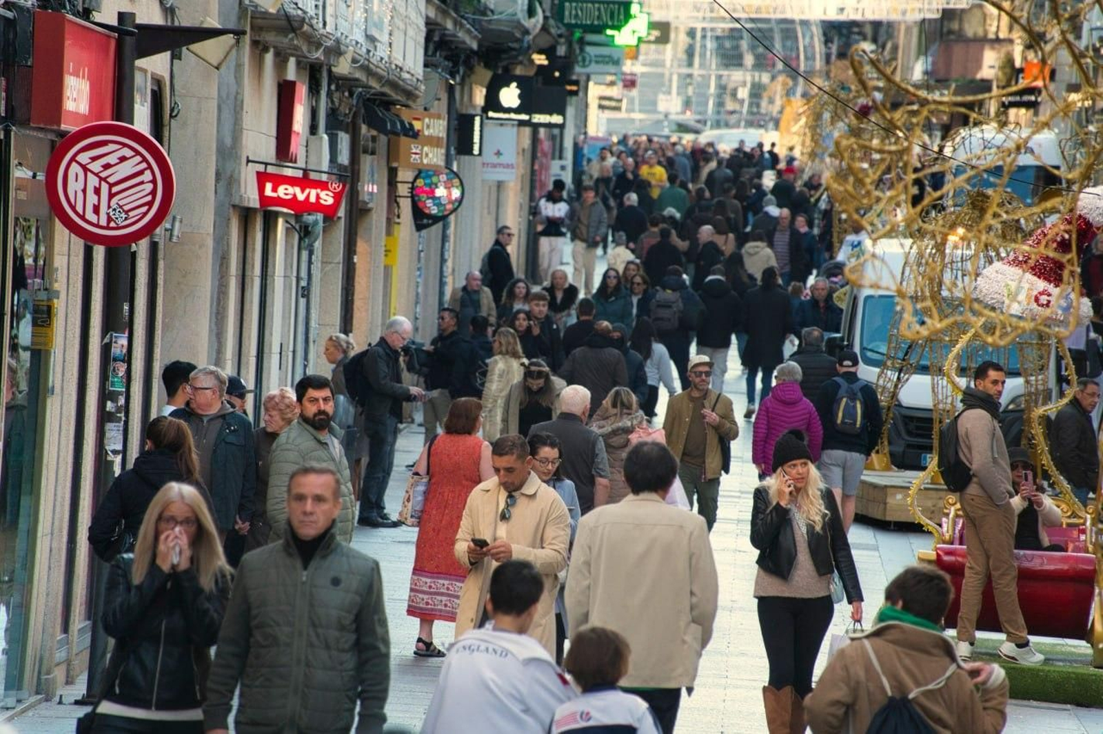 Gente paseando por Vigo con abrigo.