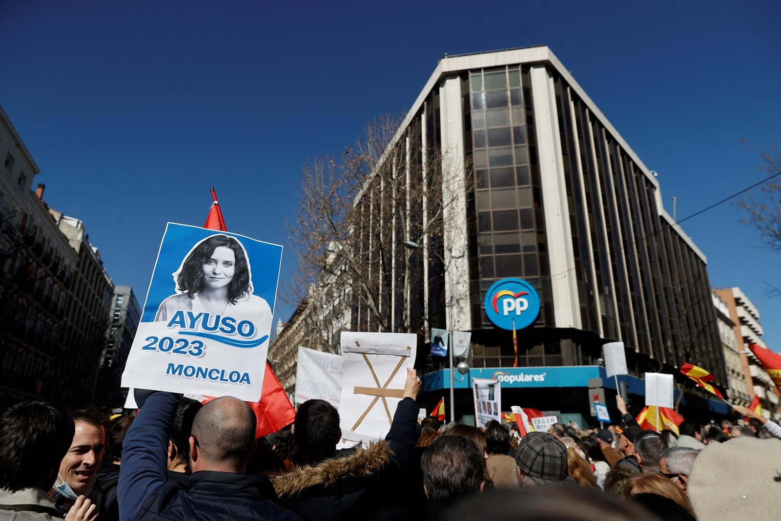 Manifestantes pro Ayuso frente a la sede del PP en Génova este domingo. // EFE