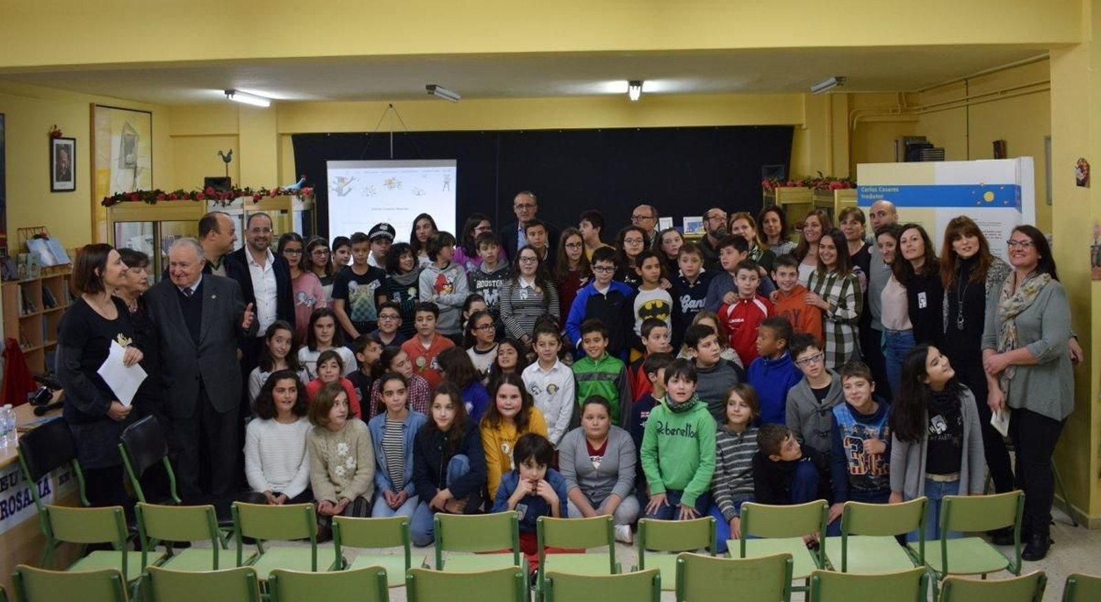 Membros da Real Academia Galega, no acto de homenaxe con alumnos do colexio que leva o nome do escritor.