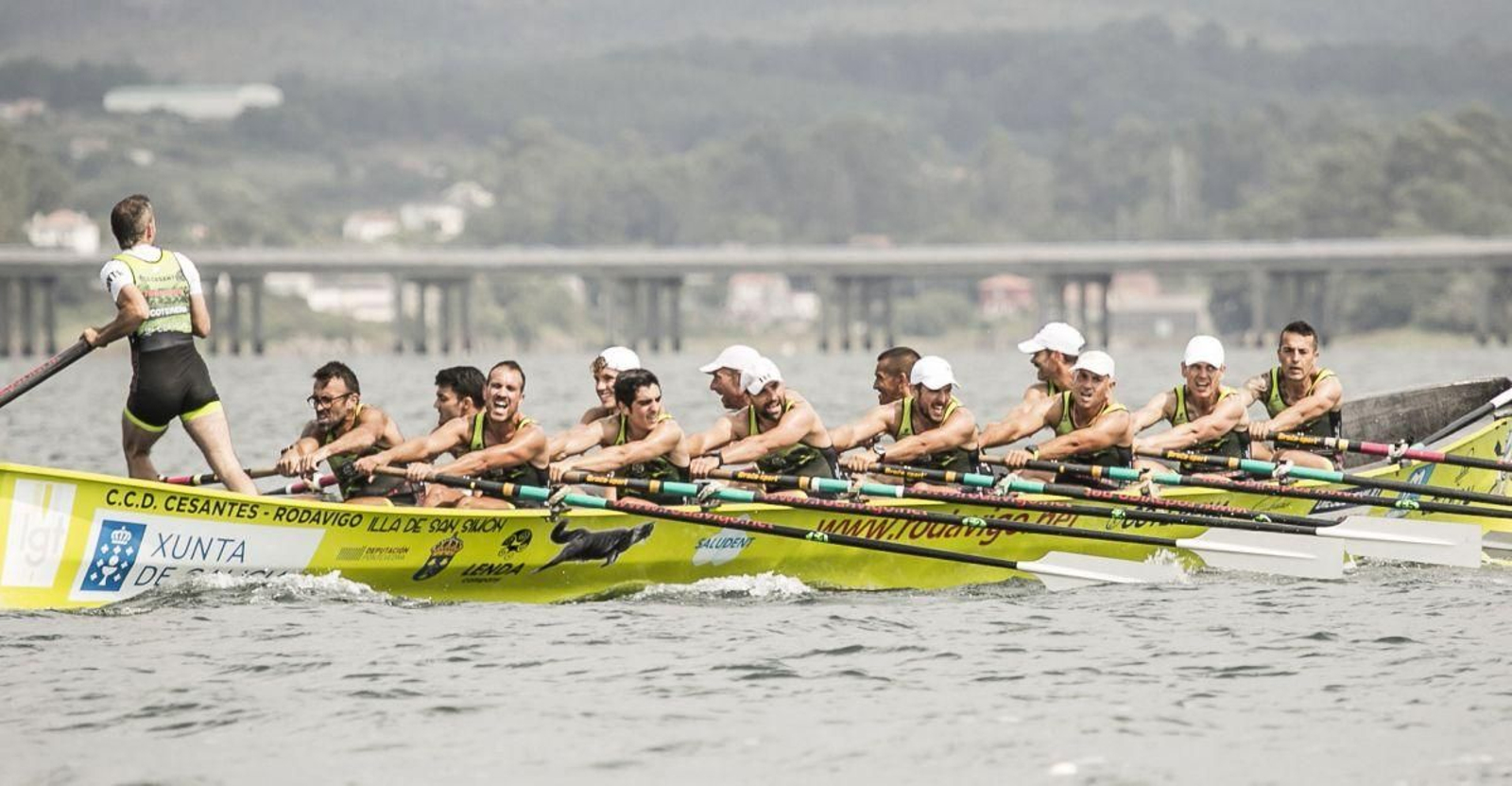 Remeros del Cesantes, durante la competición el pasado fin de semana en la localidad de Rianxo.
