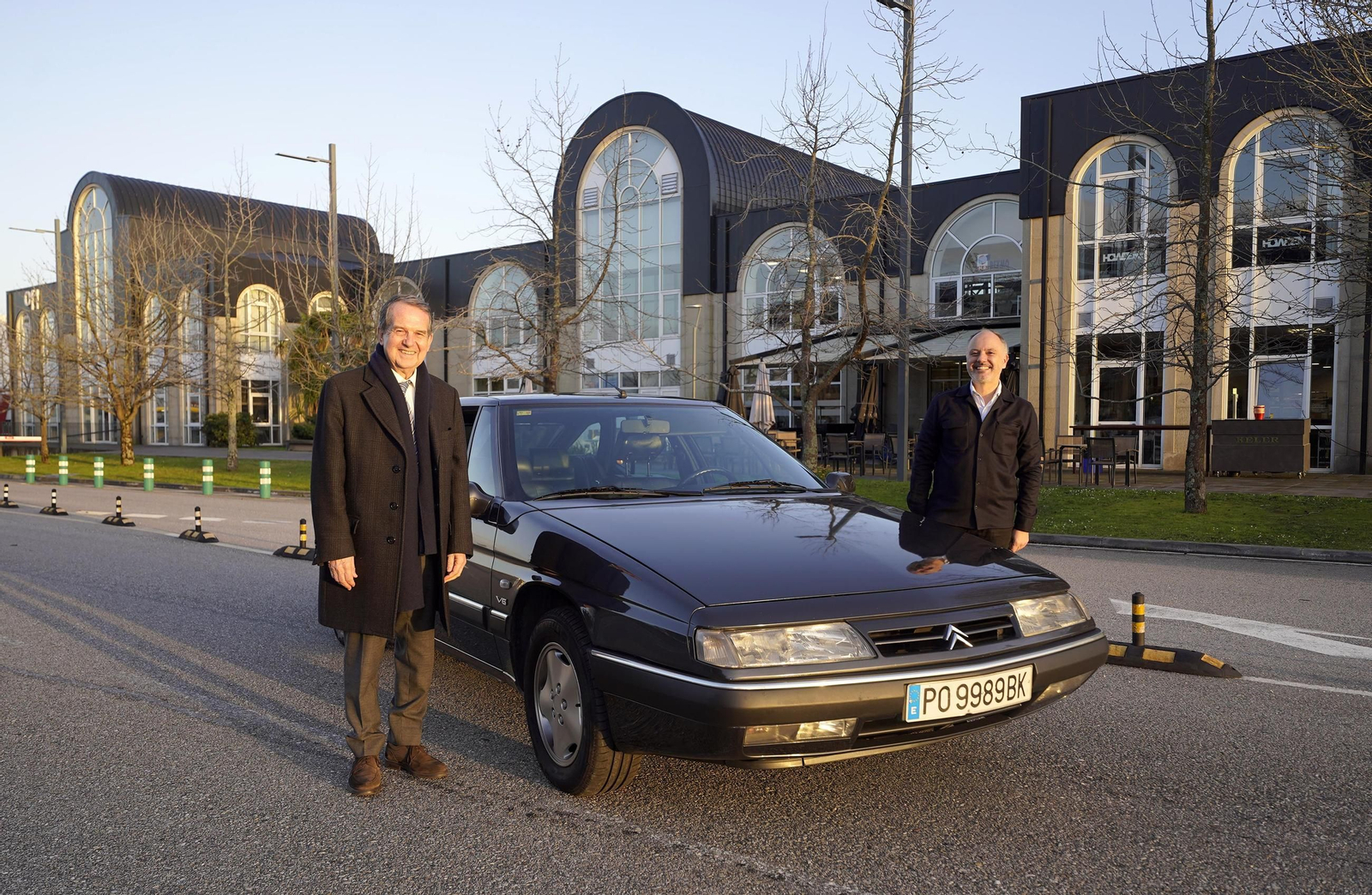 El alcalde de Vigo y presidente de la Zona Franca con el delegado del Estado y el Citroën XM, que se guarda en Bouzas.