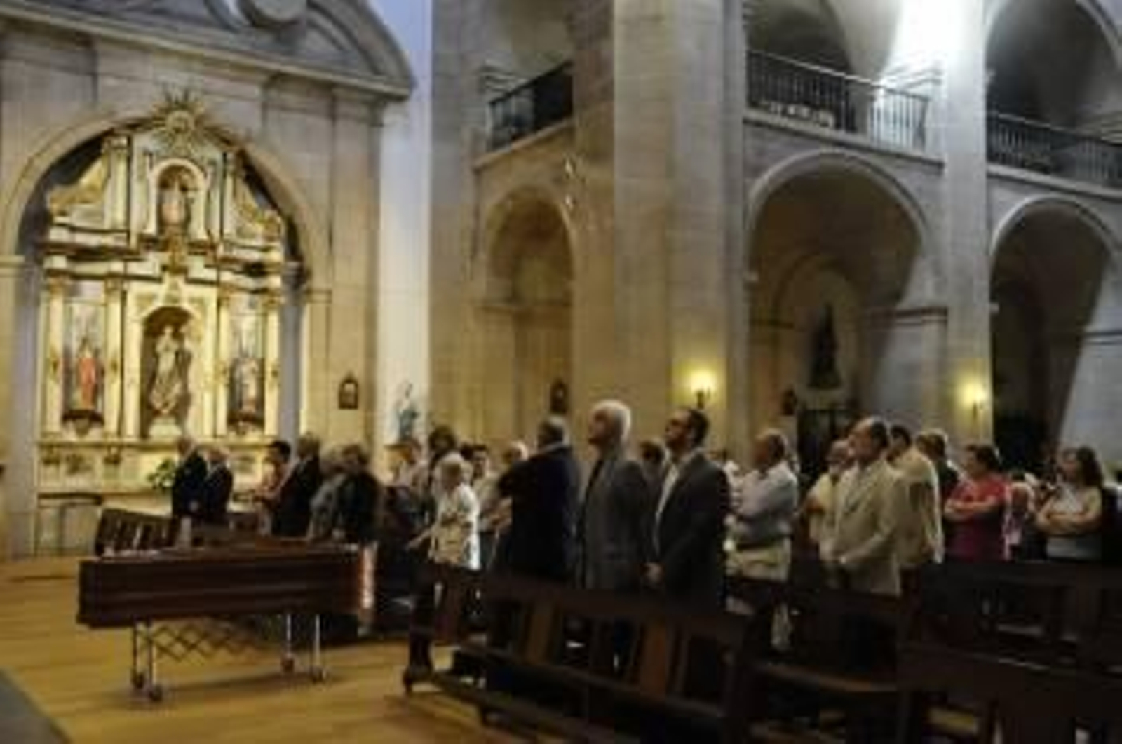 Numerosos académicos y pocos políticos asistieron al acto litúrgico. (Foto: Martiño Pinal)