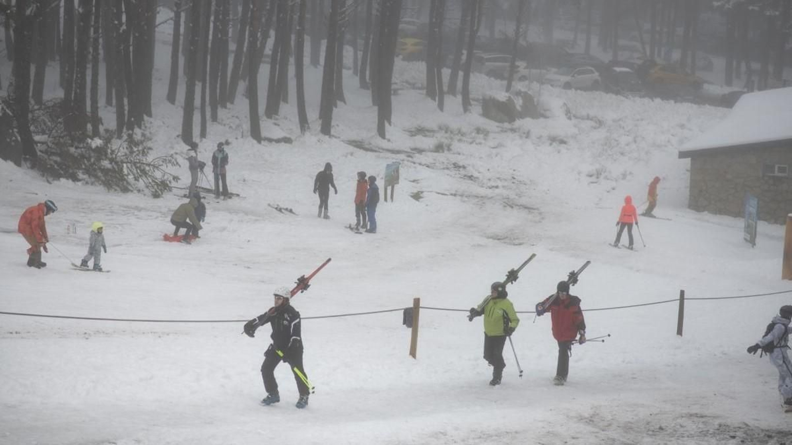 Aficionados a la nieve, en la estación de Manzaneda.