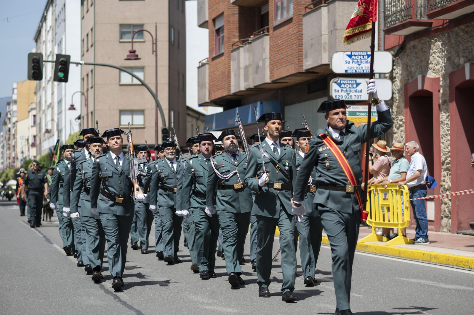 Galería | O Barco de Valdeorras se vuelca con el 182 aniversario de la Guardia Civil