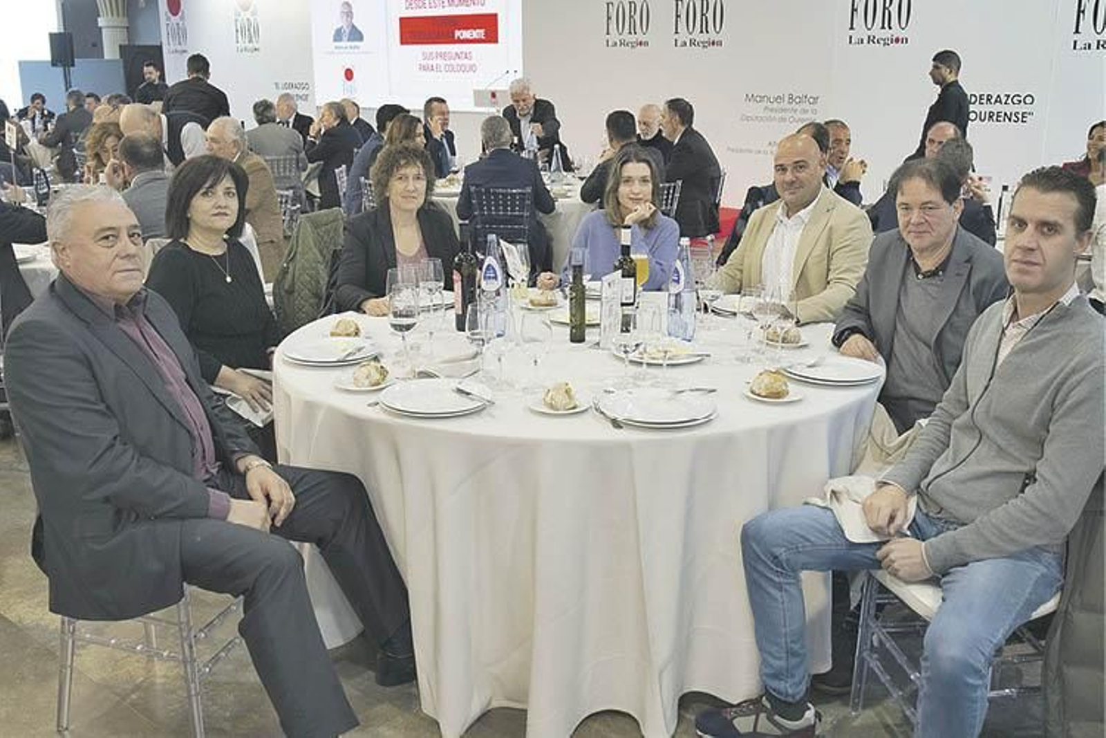 Antonio Iglesias, alcalde de Lobeira; Conchi Fernández, Administración de La Región; Eva Barrio, alcaldesa del Concello de Riós; Sonia Rodríguez, directora de la Escola Galega de Administración Pública; Jano Fraga, presidente de la Escudería Ourense; Tomás Valín, de Ediciones Bolanda, y José Manuel García, de la Agrupación de Libreros de Ourense.
