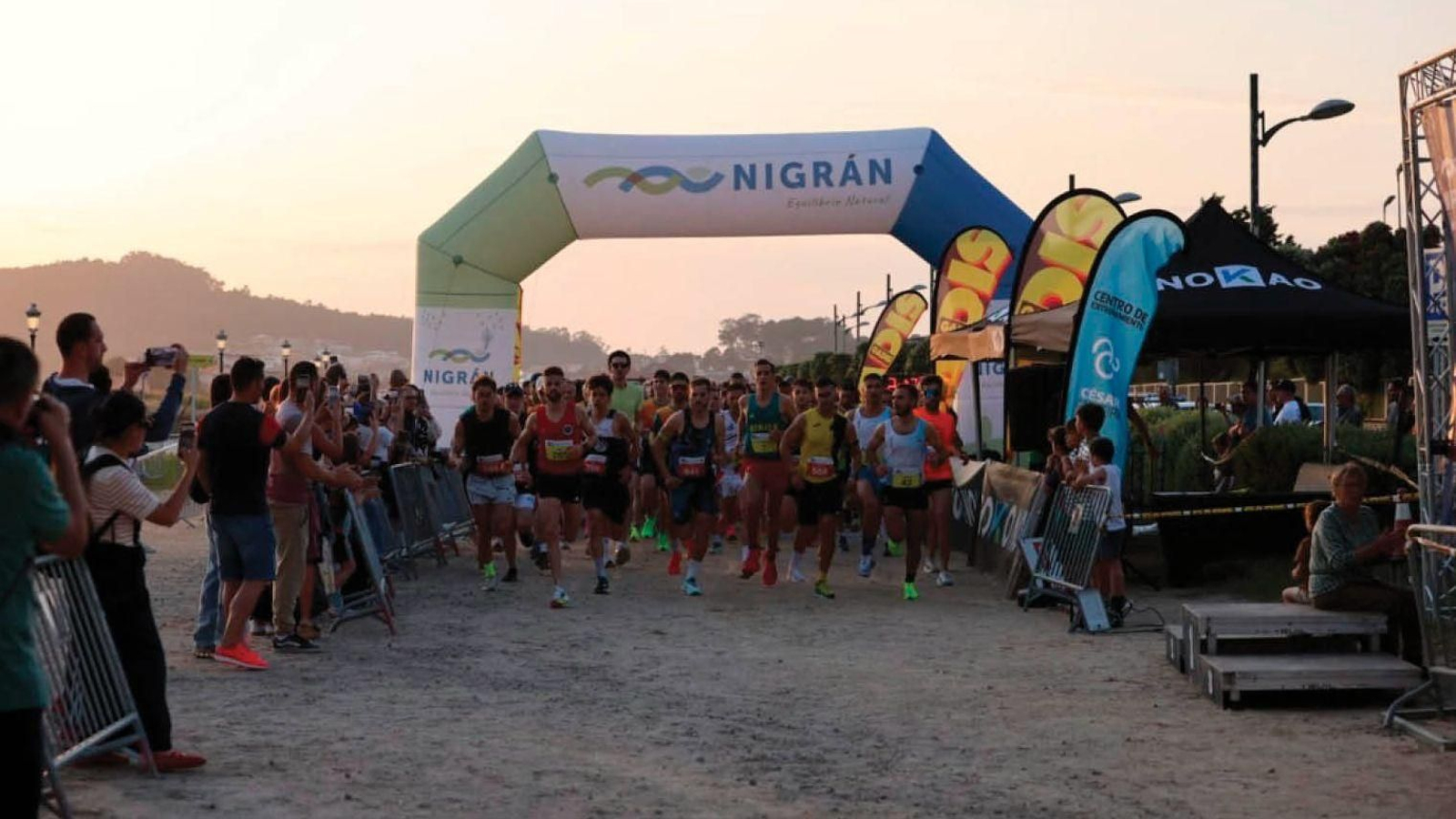 Playa América fue ayer el punto de salida y llegada de la décima edición de la carrera nocturna de Nigrán.