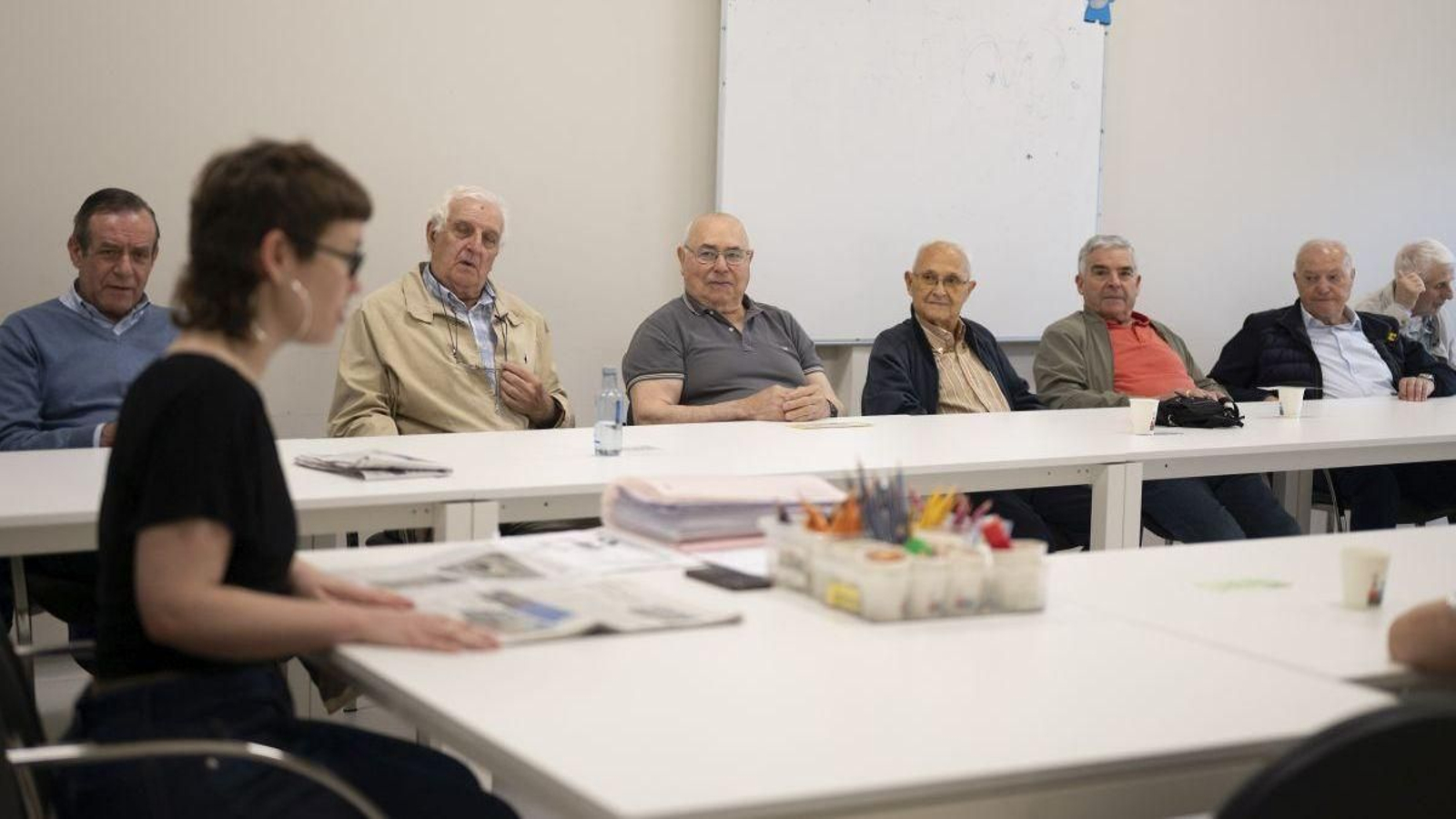 Usuarios de la Asociación de Familiares de Enfermos de Alzhéimer, Afaor, participan en uno de los talleres cognitivos de la entidad.