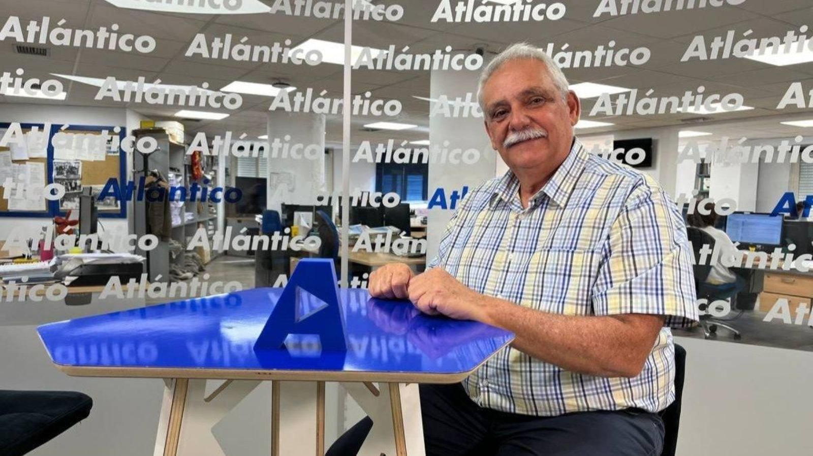 Manuel Pérez en el set de Atlántico TV.